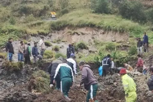 La situación es crítica y se necesita apoyo urgente para restablecer el acceso y abastecer a las comunidades afectadas.