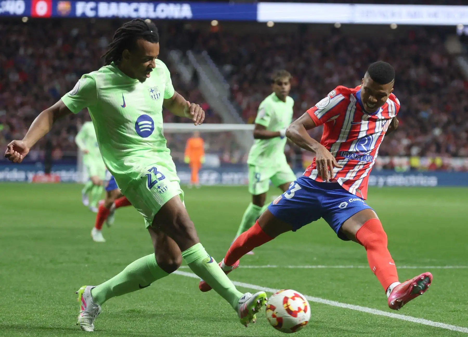 El defensa francés  del Barcelona, ​​Jules Kounde  es desafiado por el defensa mozambiqueño del Atlético de Madrid, Reinildo Mandava, durante el partido de vuelta de la semifinal de la Copa del Rey entre el Club Atlético de Madrid y el FC Barcelona. Foto: AFP