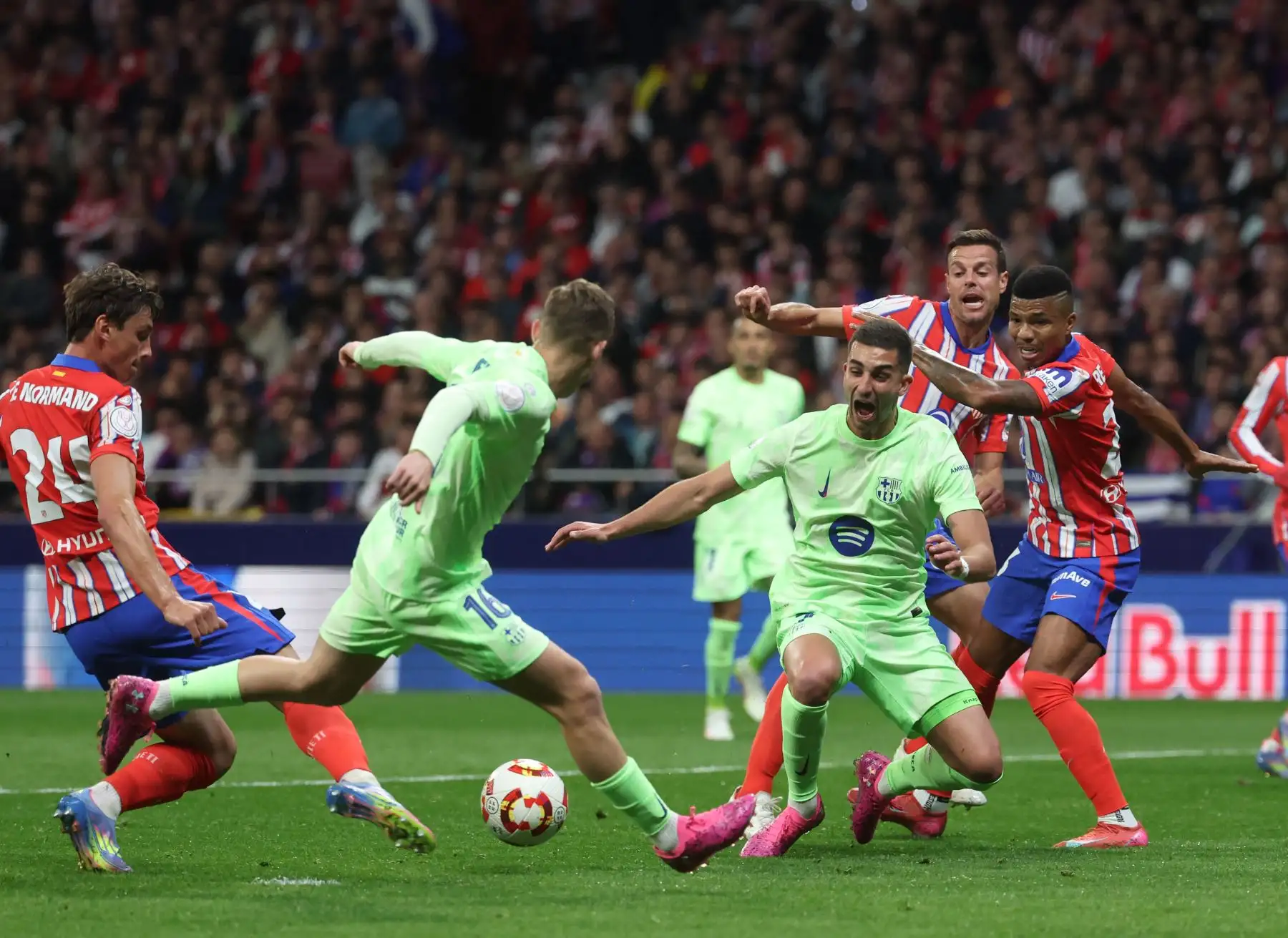 El defensa español  del Atlético de Madrid, Robin Le Normand, el centrocampista español del Barcelona, ​​Fermín López, el delantero español del Barcelona, ​​Ferrán Torres, el defensa español del Atlético de Madrid, César Azpilicueta, y el defensa mozambiqueño  del Atlético de Madrid, Reinildo Mandava, disputan el balón durante el partido de vuelta de las semifinales de la Copa del Rey entre el Club Atlético de Madrid y el FC Barcelona. AFP
