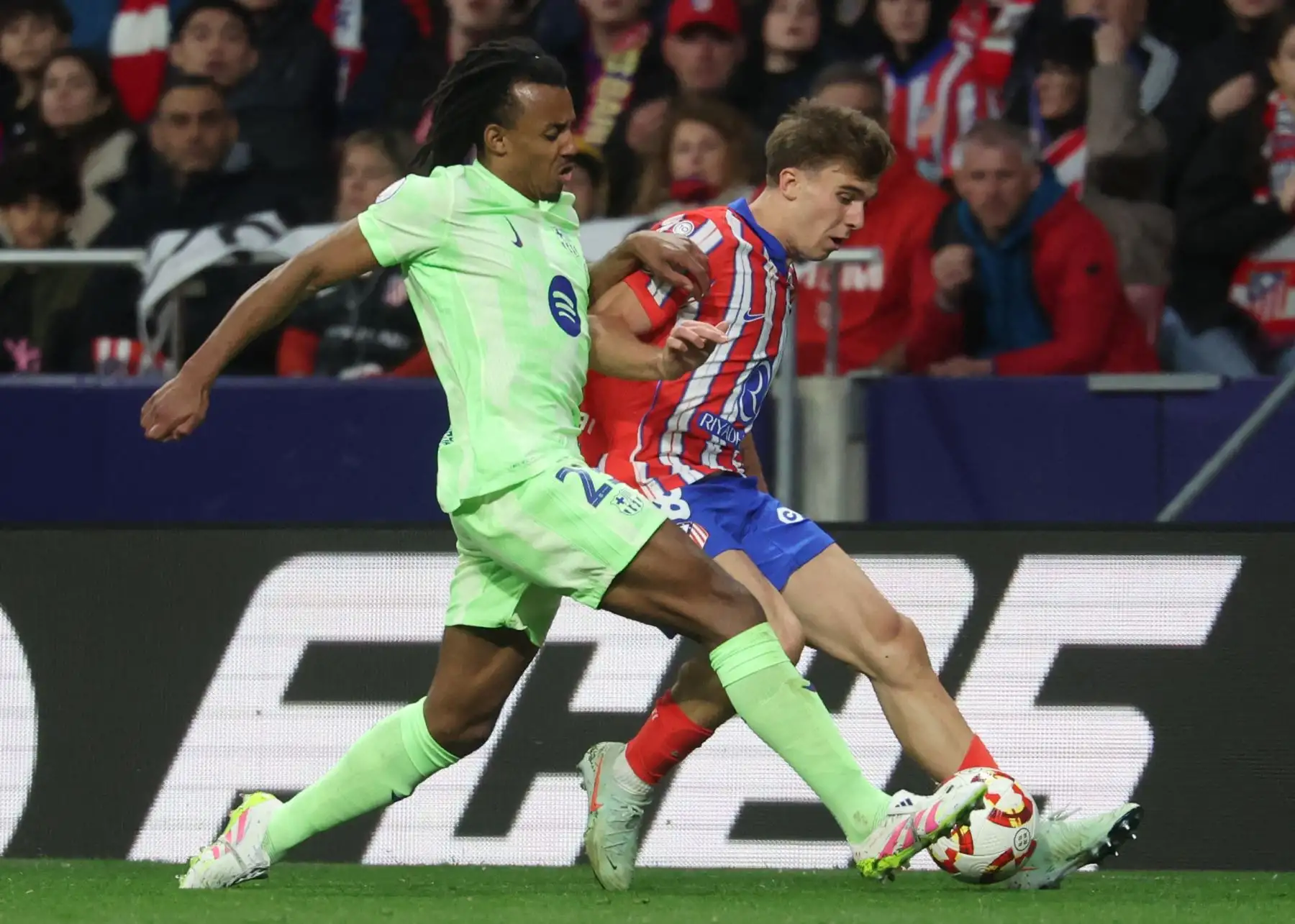 El defensa francés  del Barcelona, ​​Jules Kounde, y el centrocampista español #08 del Atlético de Madrid, Pablo Barrios, compiten por el balón durante el partido de vuelta de la semifinal de la Copa del Rey entre el Club Atlético de Madrid y el FC Barcelona. AFP