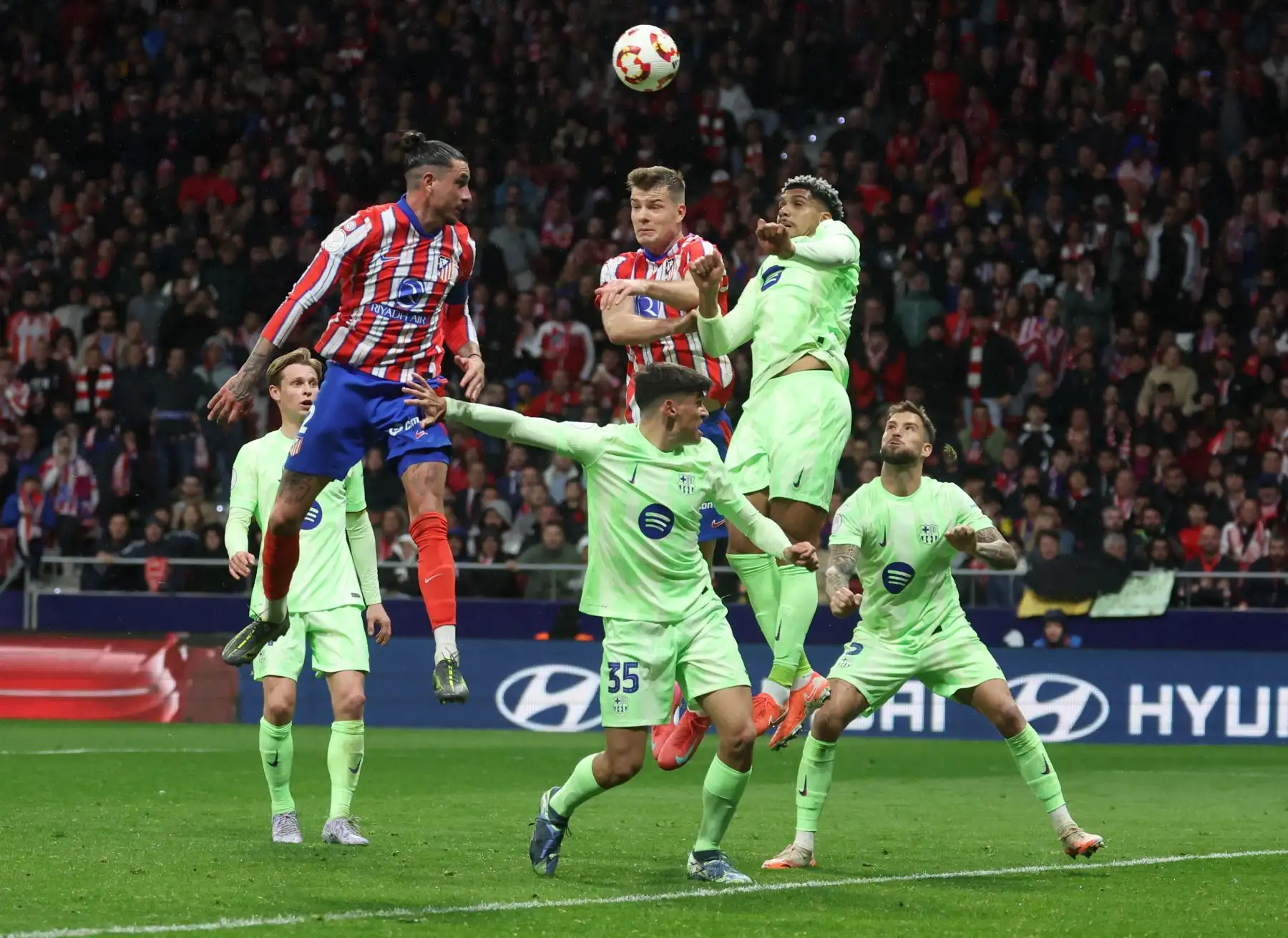 El defensa uruguayo  del Atlético de Madrid, José Giménez  el delantero noruego del Atlético de Madrid, Alexander Sorloth y el defensa uruguayo del Barcelona, ​​Ronald Araujo compiten por un cabezazo durante el partido de vuelta de las semifinales de la Copa del Rey entre el Club Atlético de Madrid y el FC Barcelona. AFP