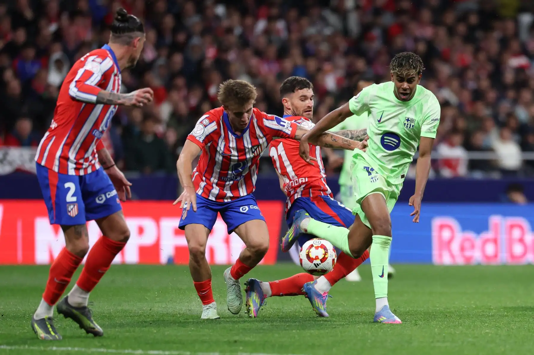 El centrocampista español del Atlético de Madrid Pablo Barrios y el delantero español  del Barcelona Lamine Yamal  luchan por el balón durante el partido de vuelta de la semifinal de la Copa del Rey entre el Club Atlético de Madrid y el FC Barcelona. AFP