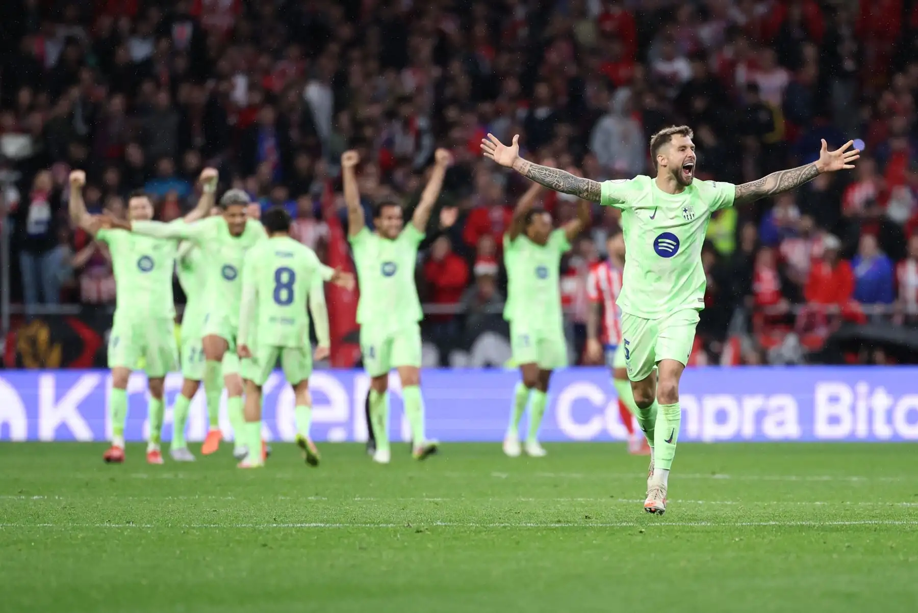 El defensa español  del Barcelona, ​​Íñigo Martínez Berridi , y sus compañeros celebran al final del partido de vuelta de la semifinal de la Copa del Rey entre el Club Atlético de Madrid y el FC Barcelona. AFP