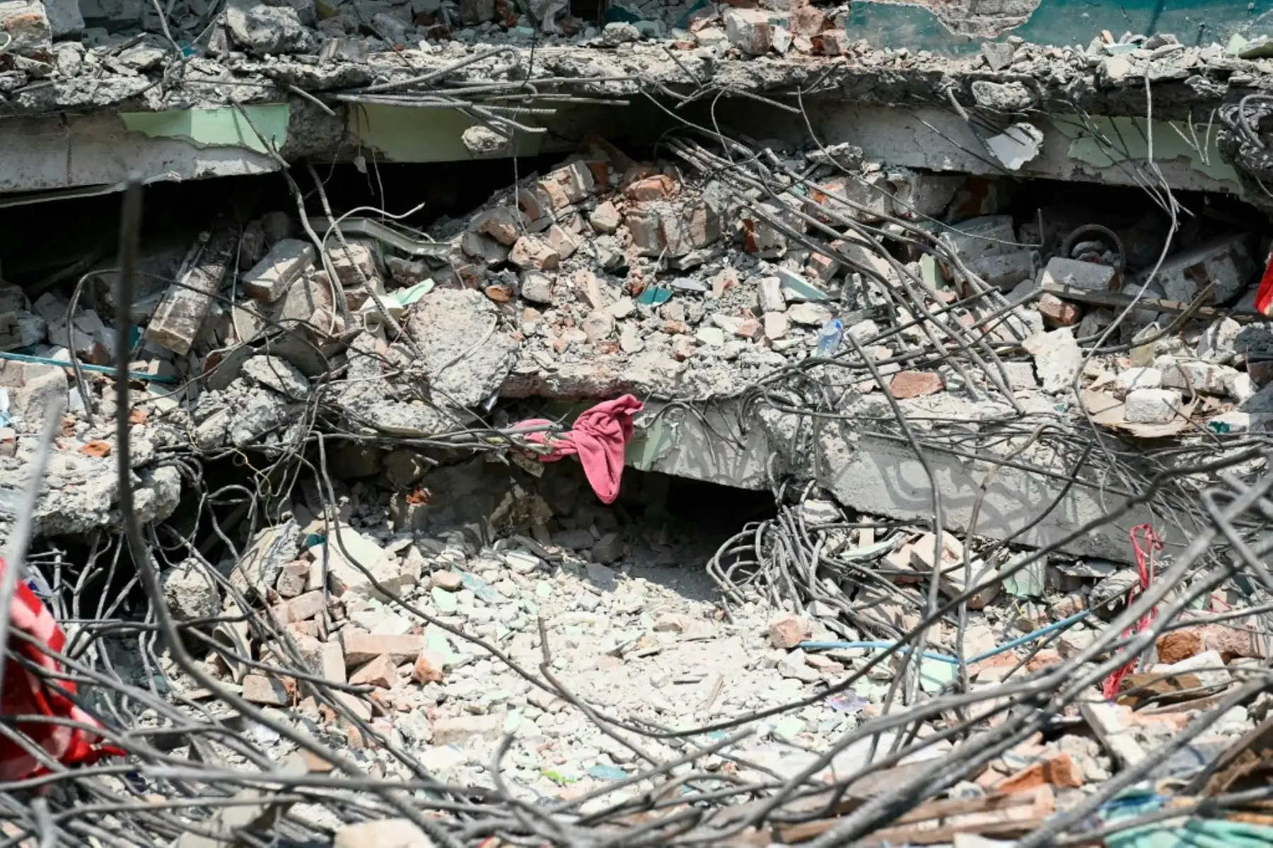 Esta foto muestra las ruinas de un hotel donde el sobreviviente Tin Maung Htwe fue rescatado en Sagaing el 3 de abril de 2025, tras el terremoto del 28 de marzo. Enterrado bajo la cama de su hotel durante cinco días entre los escombros, dos cosas le permitieron al maestro Tin Maung Htwe sobrevivir al devastador terremoto de Myanmar: las lecciones de la escuela y su propia orina. Foto: AFP