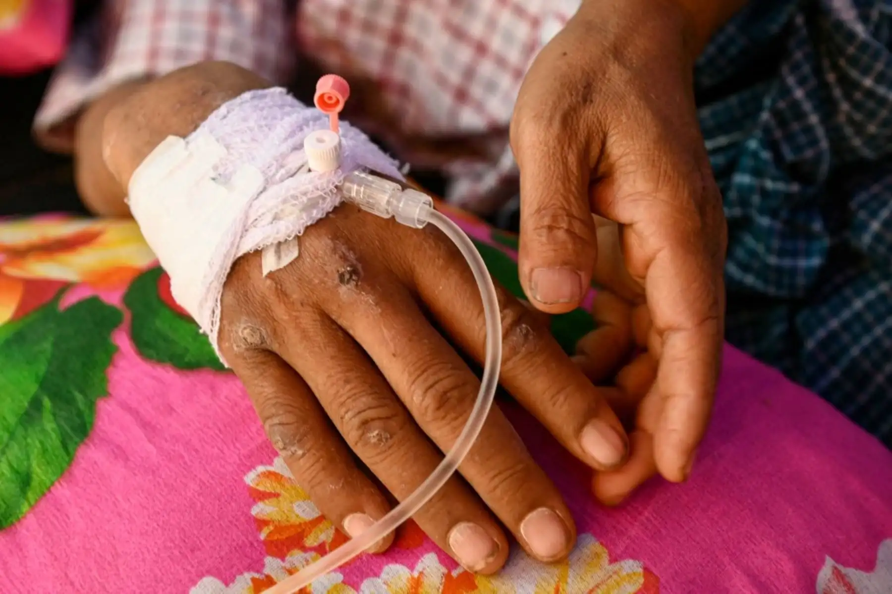 Enterrado bajo la cama de su hotel durante cinco días entre los escombros, dos cosas le permitieron al maestro Tin Maung Htwe sobrevivir al devastador terremoto de Myanmar: las lecciones de la escuela y su propia orina. Foto: AFP