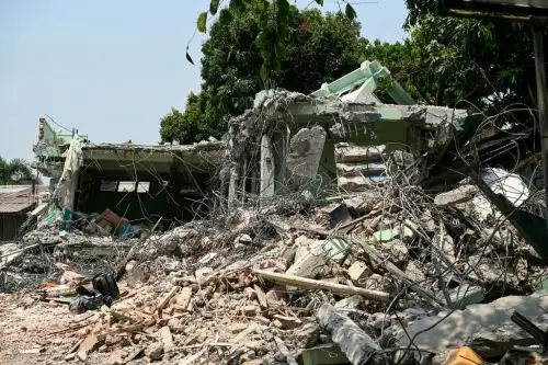 Esta foto muestra las ruinas de un hotel donde el sobreviviente Tin Maung Htwe fue rescatado en Sagaing el 3 de abril del 2025 tras el terremoto del 28 de marzo. Foto: AFP
