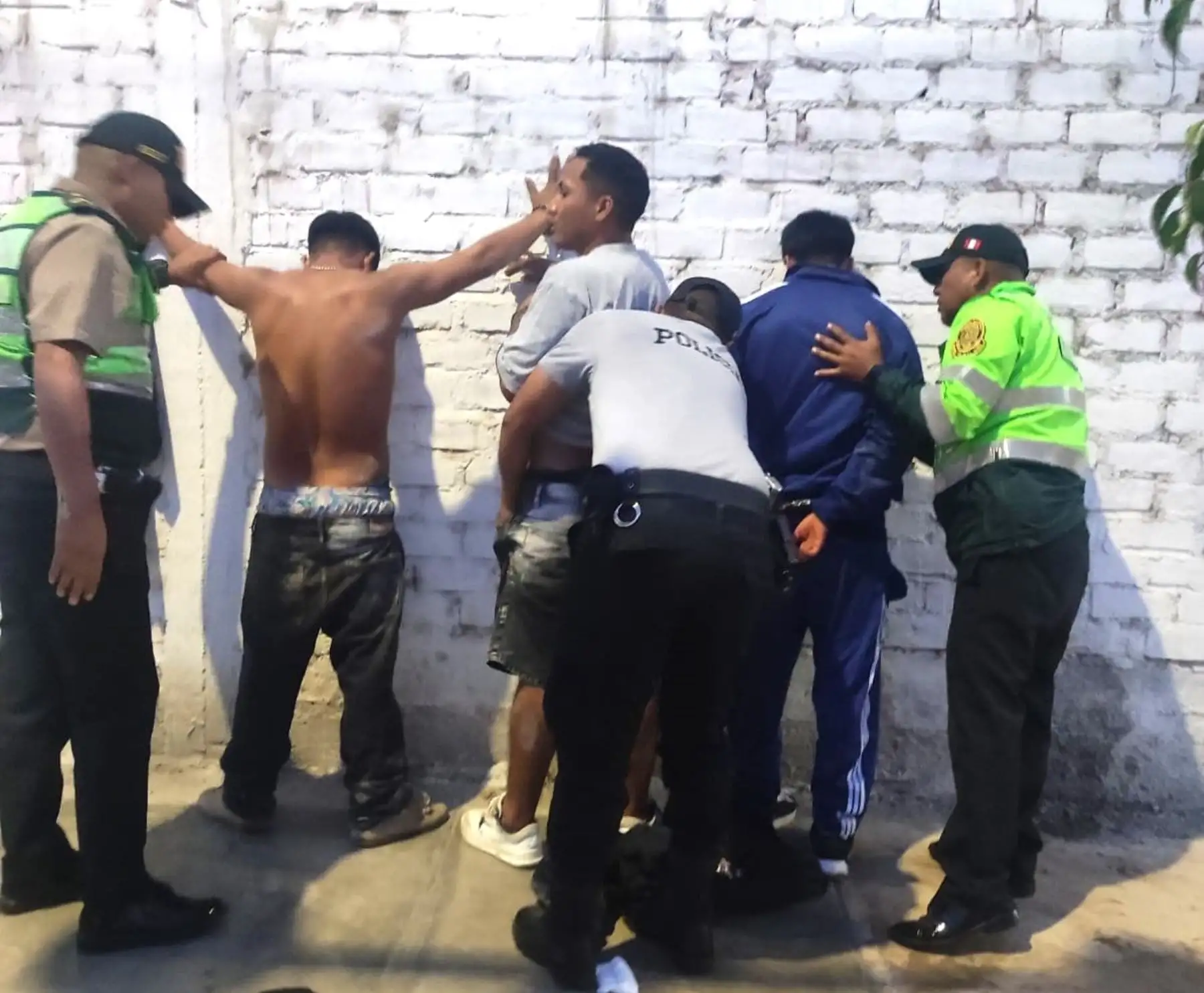 Efectivos de la Policía Nacional del Perú capturaron a presuntos miembros de la banda criminal "Los sanguinarios de Huaura" y que estarían implicados en delitos de sicariato y extorsión en la provincia de Huaura, región Lima. ANDINA/Difusión