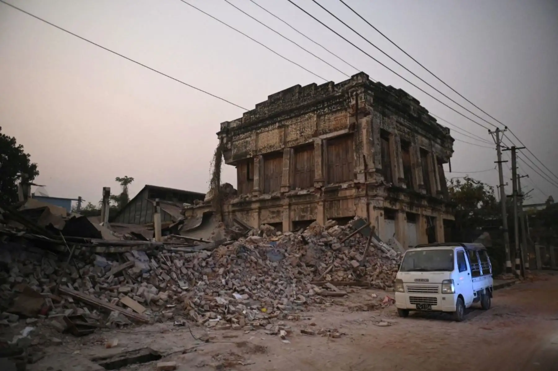 Un camión estacionado junto a los escombros de un edificio destruido en Mandalay, cinco días después de que un gran terremoto azotara el centro de Myanmar. El terremoto superficial de magnitud 7,7 del 28 de marzo destruyó edificios en todo Myanmar, causando la muerte de más de 2.700 personas y dejando a miles sin hogar. Foto: AFP