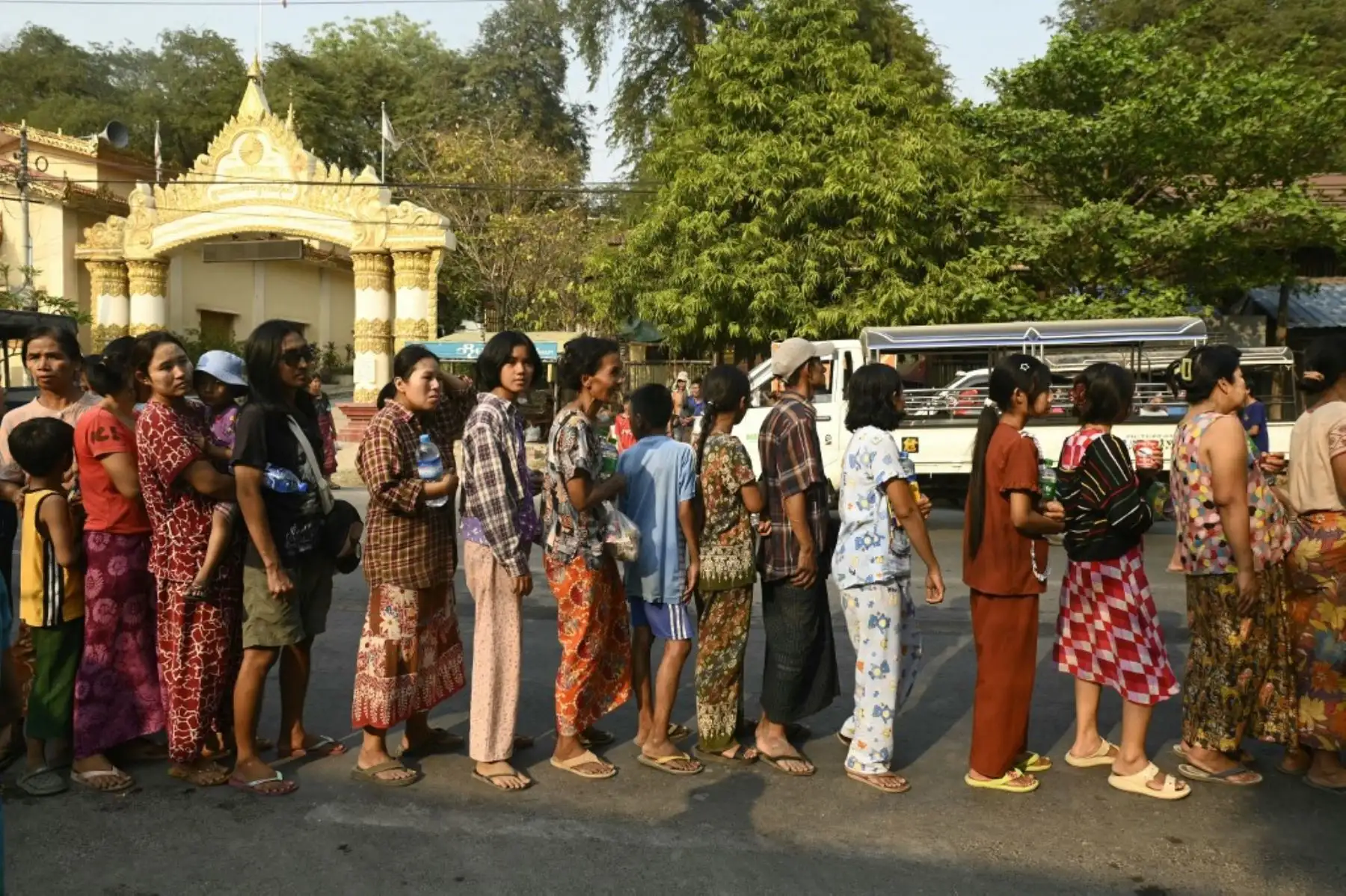 La gente hace fila para recibir ayuda alimentaria en Sagaing, después de que un gran terremoto azotara el centro de Myanmar. Foto: AFP