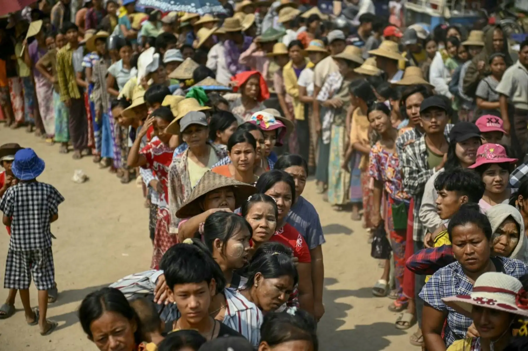 La gente hace fila para recibir ayuda alimentaria en Sagaing, después de que un gran terremoto azotara el centro de Myanmar. Foto: AFP