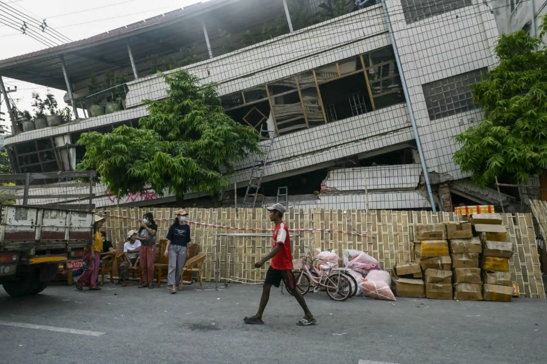 Un hombre pasa junto a un edificio dañado en Mandalay el 3 de abril de 2025, tras el terremoto del 28 de marzo. El terremoto superficial de magnitud 7,7 del 28 de marzo destruyó edificios en todo Myanmar, causando la muerte de más de 3.000 personas y dejando a miles sin hogar. Foto: AFP