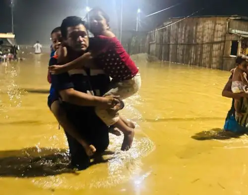 Decenas de pobladores del asentamiento humano Puerto Perú, en Tumbes, tuvieron que evacuar sus viviendas debido al desborde del río Zarumilla a causa de las lluvias intensas.
