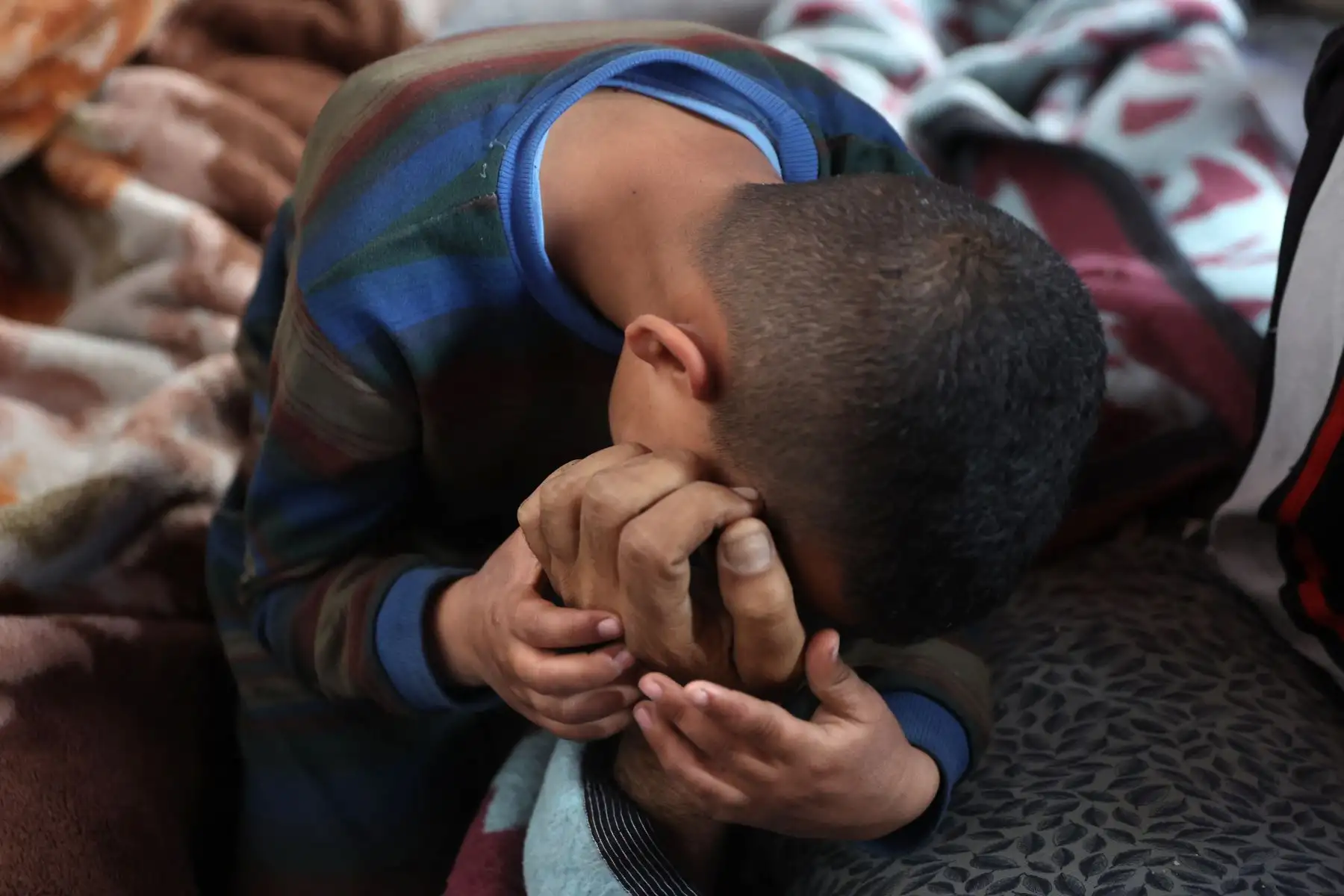 Un niño llora el cuerpo de un ser querido que murió en el bombardeo israelí nocturno en el norte de Gaza, en el Hospital Ahli Arab, también conocido como Hospital Maamadani (Bautista), en la ciudad de Gaza. AFP