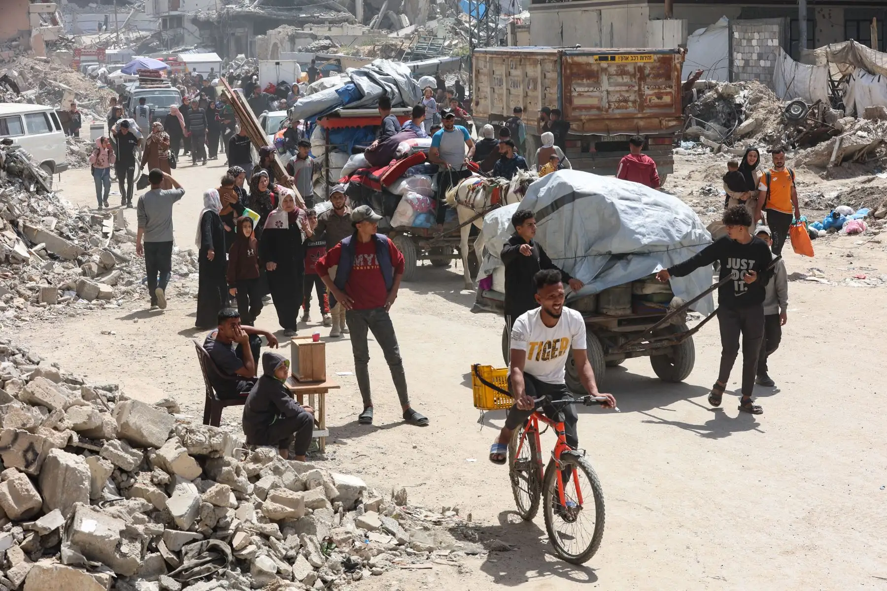 Palestinos transportan sus pertenencias mientras huyen del barrio de Shujaiya, al este de la ciudad de Gaza, tras una orden de evacuación emitida por el ejército israelí. La agencia de defensa civil de Gaza dijo que los ataques aéreos israelíes en el norte del territorio mataron al menos a 15 personas la madrugada del 3 de abril, mientras el ejército emitía una orden de evacuación para los residentes de la zona. AFP
