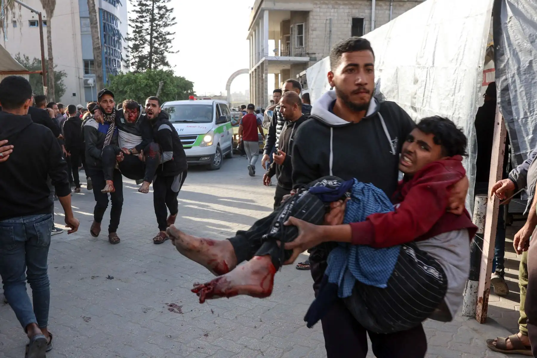 La gente lleva a los palestinos heridos al Hospital Ahli Arab (Maamadani), después de que un ataque israelí alcanzara una escuela en el barrio de al-Tuffah en Gaza. AFP