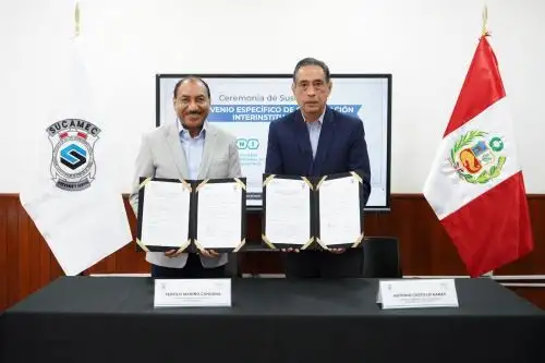 El Superintendente Nacional de la Sucamec, Gral. PNP (r) Teófilo Mariño Cahuana, y el gerente general de la Sociedad Nacional de Industrias (SNI), Antonio Castillo, firmaron el convenio de cooperación para reforzar la seguridad y regulación en el sector de explosivos de uso civil en el país. Foto: Cortesía.