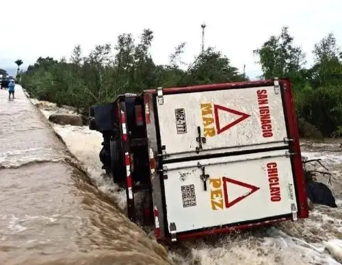 El chofer y copiloto de un camión salvaron de morir tras intentar cruzar el badén Juana Ríos, en Lambayeque. El vehículo fue arrastrado por las aguas crecidas del referido badén. ANDINA/Difusión