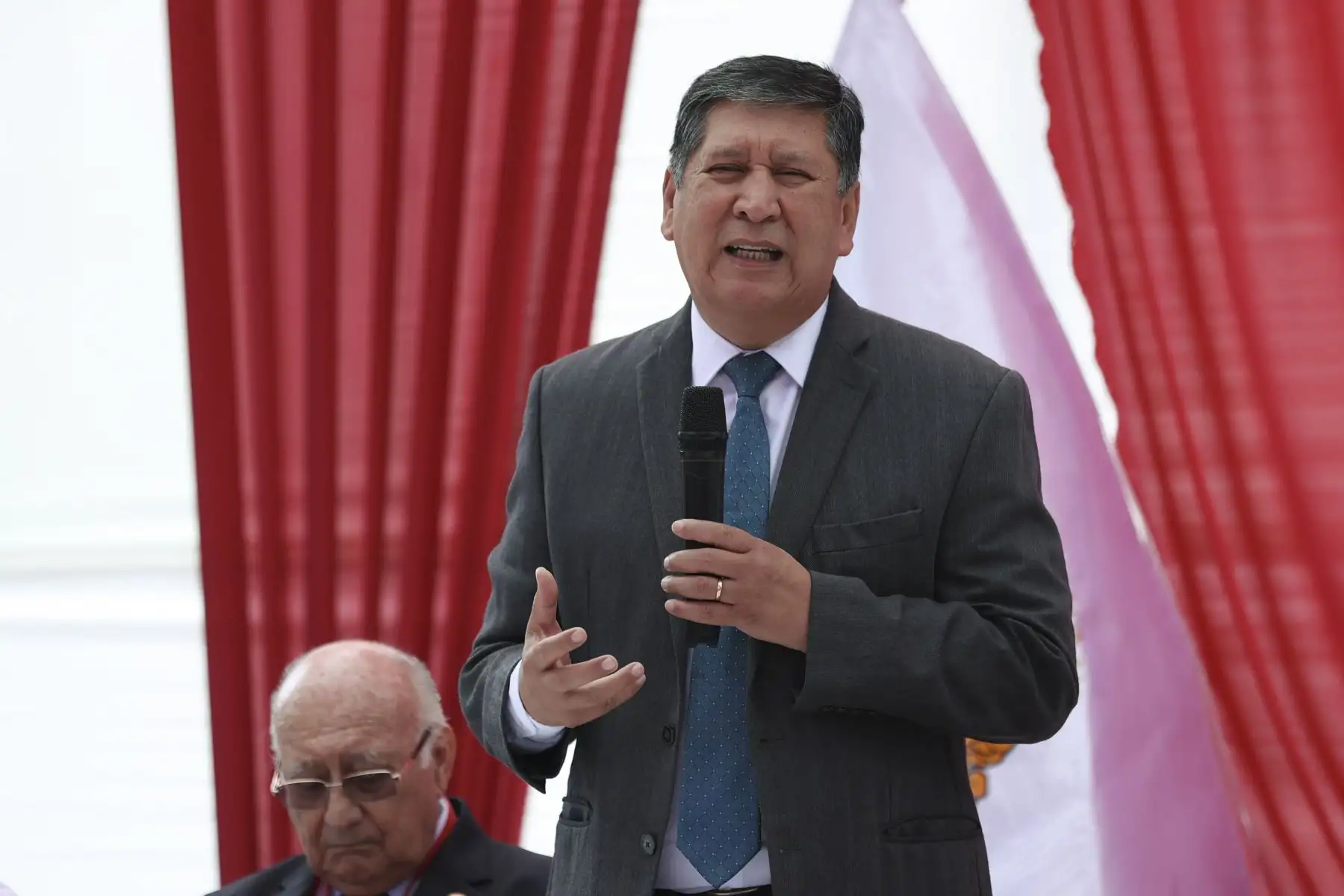 Juan Álvarez alcalde de Chancay. La Universidad Nacional Mayor de San Marcos (UNMSM) colocó la primera piedra del Primer Polo de Desarrollo Tecnológico del Perú, marcando un hito histórico en el avance científico y tecnológico del país y de América Latina. El proyecto se desarrollará en la localidad de Chancay de la provincia limeña de Huaral. El evento contó con la participación de la rectora de la UNMSM Dra. Jeri Ramón Ruffner. Foto: ANDINA/Jhonel Rodríguez Robles