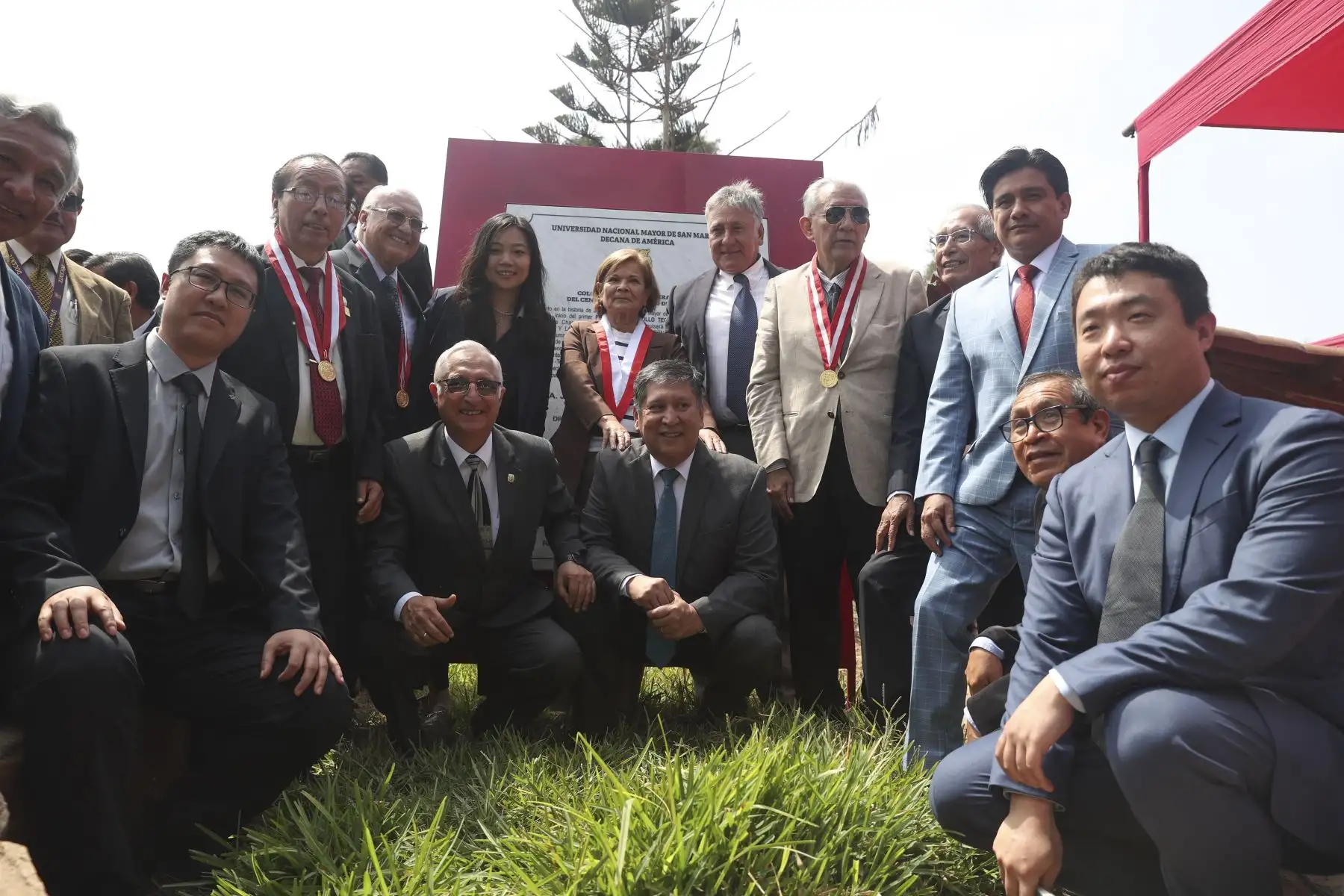 La Universidad Nacional Mayor de San Marcos (UNMSM) colocó la primera piedra del Primer Polo de Desarrollo Tecnológico del Perú, marcando un hito histórico en el avance científico y tecnológico del país y de América Latina. El proyecto se desarrollará en la localidad de Chancay de la provincia limeña de Huaral. El evento contó con la participación de la rectora de la UNMSM Dra. Jeri Ramón Ruffner. Foto: ANDINA/Jhonel Rodríguez Robles