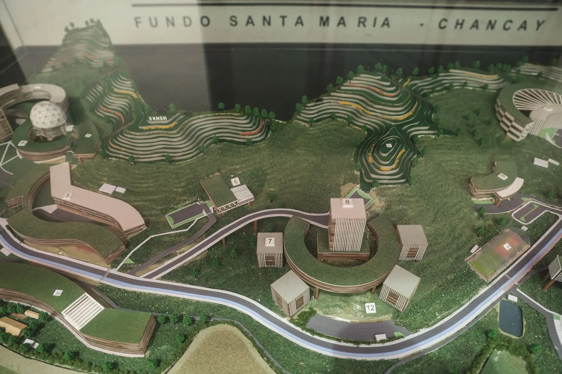 La Universidad Nacional Mayor de San Marcos (UNMSM) colocó la primera piedra del Primer Polo de Desarrollo Tecnológico del Perú, marcando un hito histórico en el avance científico y tecnológico del país y de América Latina. El proyecto se desarrollará en la localidad de Chancay de la provincia limeña de Huaral. El evento contó con la participación de la rectora de la UNMSM Dra. Jeri Ramón Ruffner. Foto: ANDINA/Jhonel Rodríguez Robles