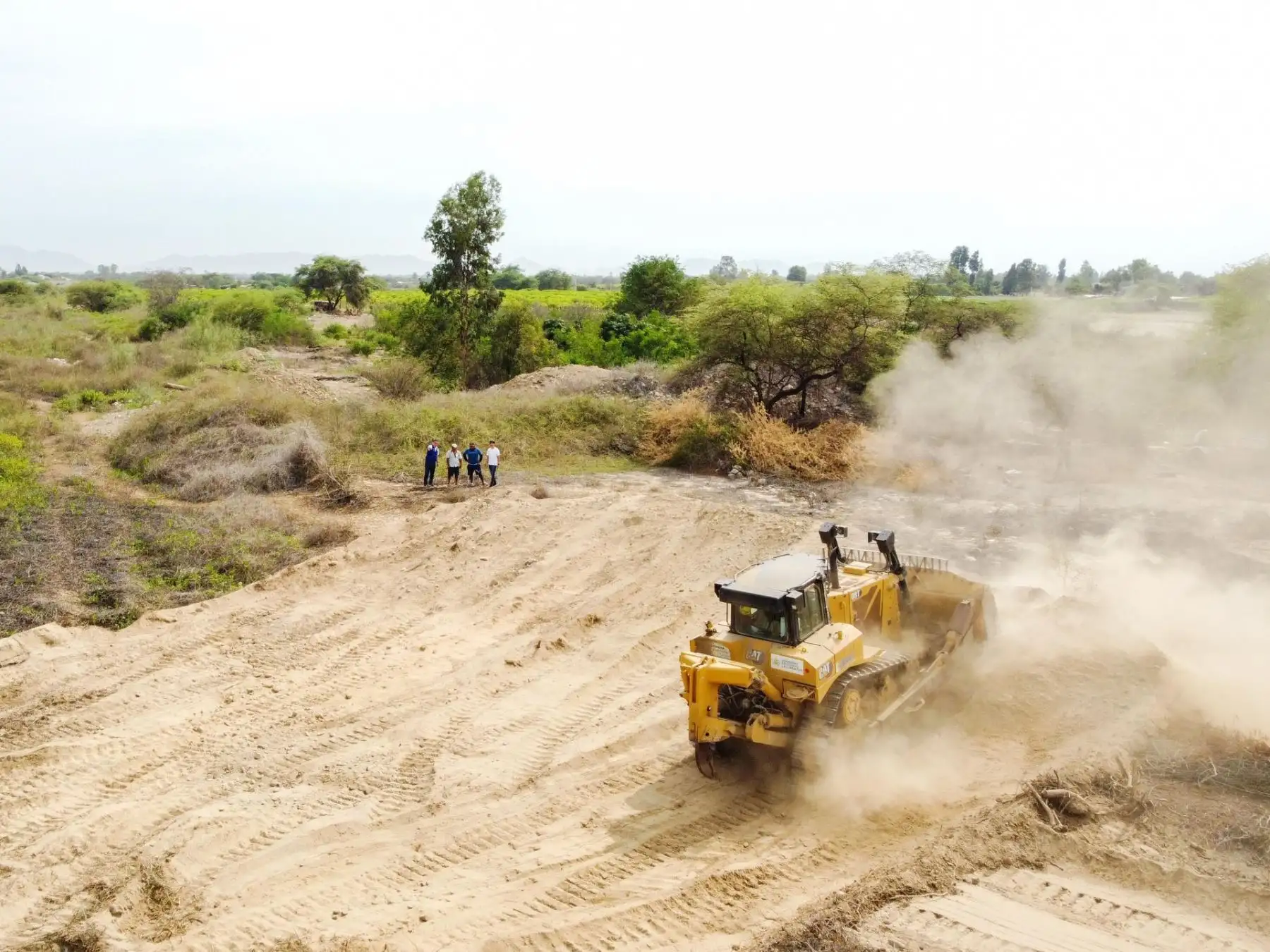 Con apoyo de maquinaria pesada refuerzan trabajos de descolmatación y encauzamiento en la quebrada El Conejo, para evitar posibles desbordes en el distrito de Pacanga, provincia de Chepén, región La Libertad. ANDINA/Difusión
