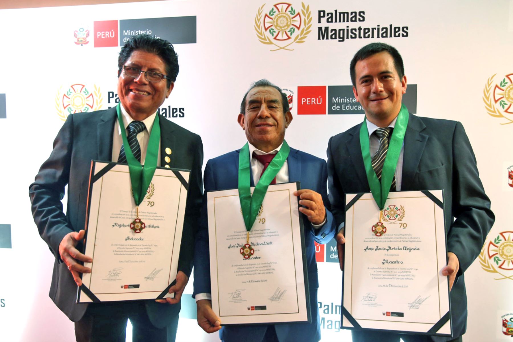 Este reconocimiento tiene tres categorías: Educador, para docentes en ejercicio con méritos sobresalientes en la enseñanza y gestión educativa; Maestro, para aquellos que han realizado contribuciones significativas en la investigación, innovación y desarrollo educativo, y Amauta, para quienes han generado un impacto trascendental en la educación en los ámbitos nacional o internacional. ANDINA/Difusión