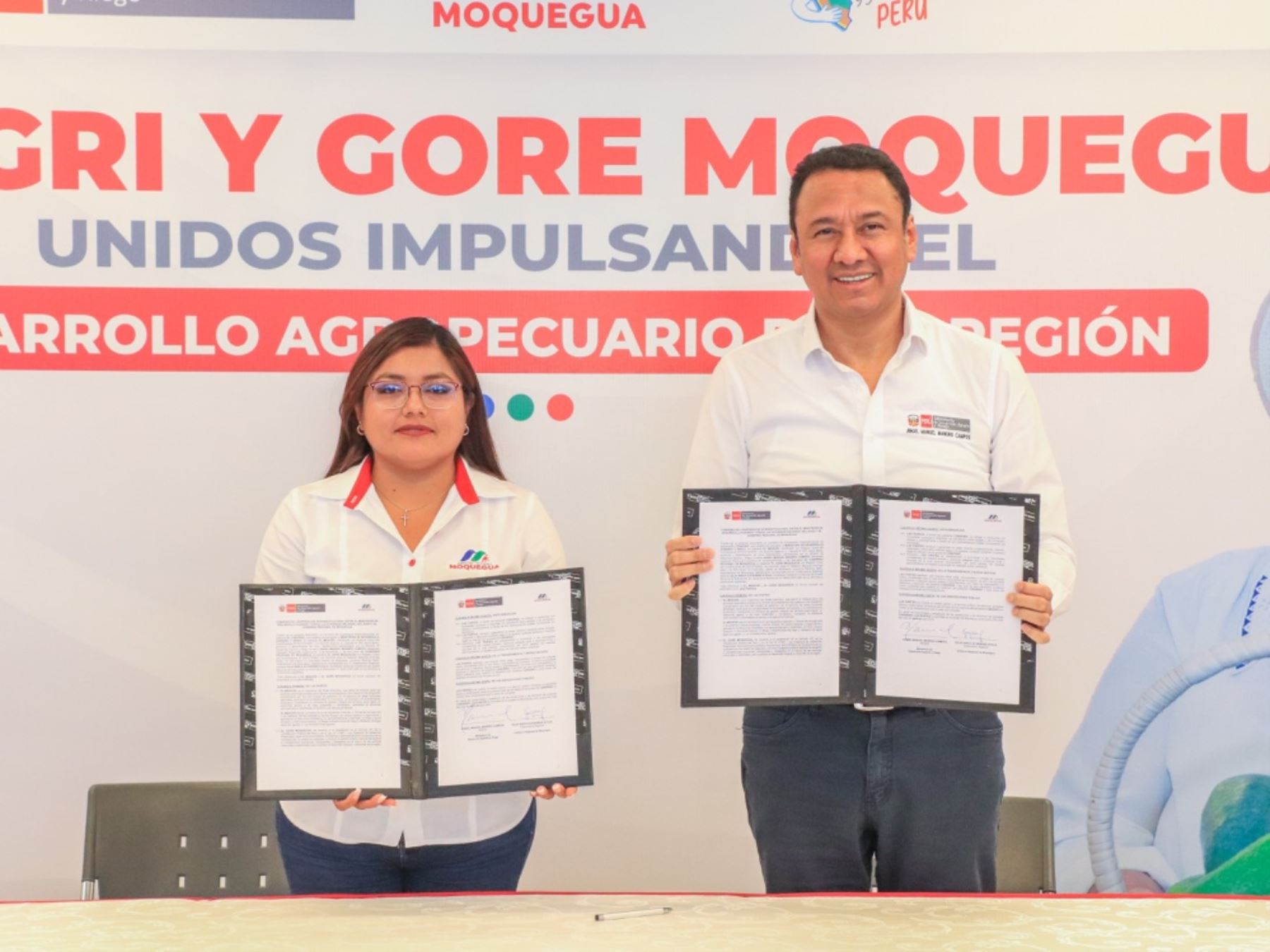 (Moquegua, 04 de abril de 2025).- ¡Un paso histórico! Como parte del compromiso del Gobierno con la ejecución y desarrollo de proyectos irrigación, que permitan ampliar la frontera agrícola al sur del país, el ministro de Desarrollo Agrario y Riego, Angel Manero, suscribió un importante convenio con el Gobierno Regional de Moquegua.
