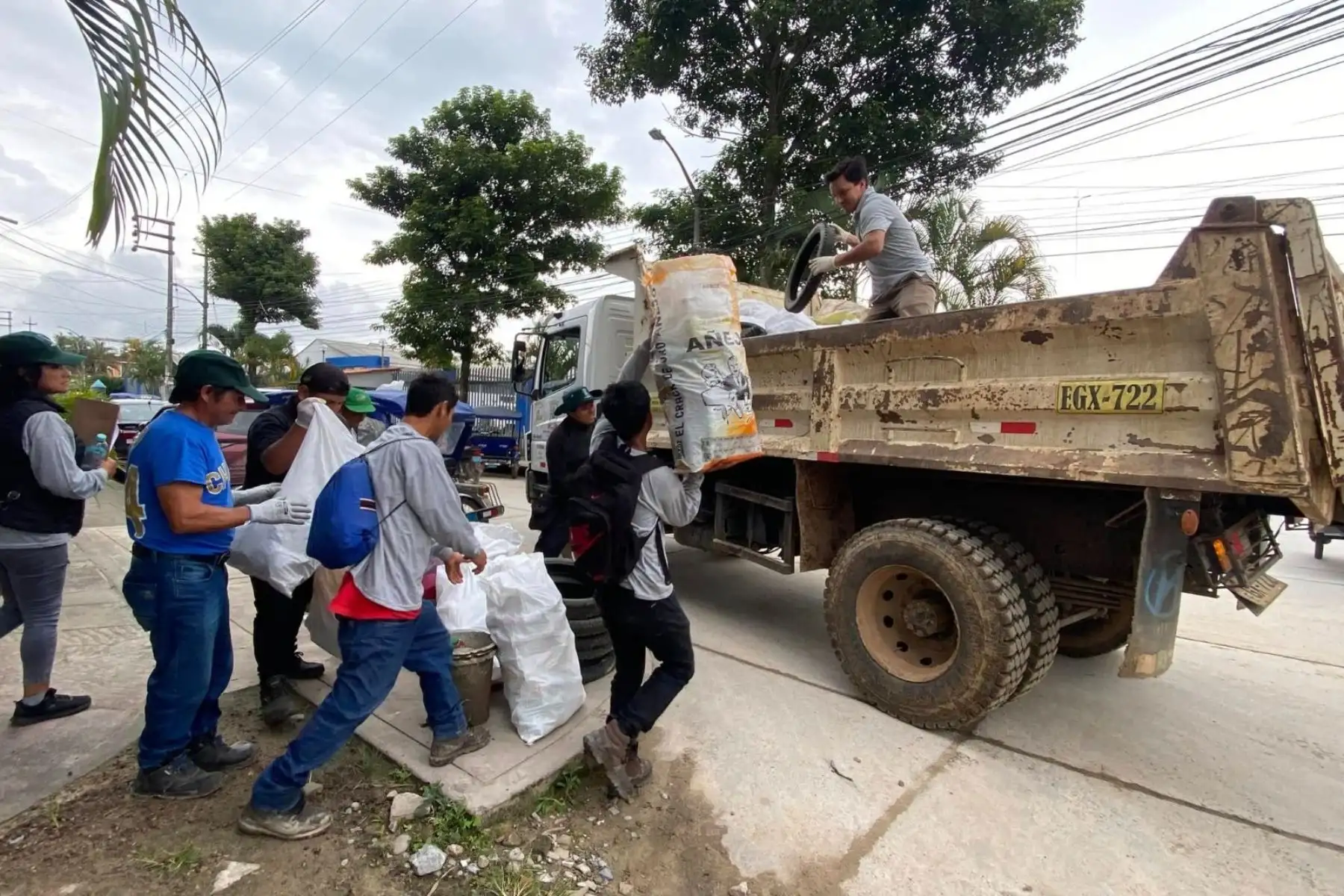 La jornada, que tiene por finalidad evitar la proliferación del dengue, se llevó a cabo casa por casa, gracias al compromiso de 800 brigadistas de salud. Foto: Minsa