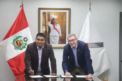 El ministro de Educación, Morgan Quero, afirmó que la implementación del convenio de cooperación hará posible la implementación de colegios con aulas de materiales idóneos para las condiciones climáticas de Río Santiago. Foto: Minedu