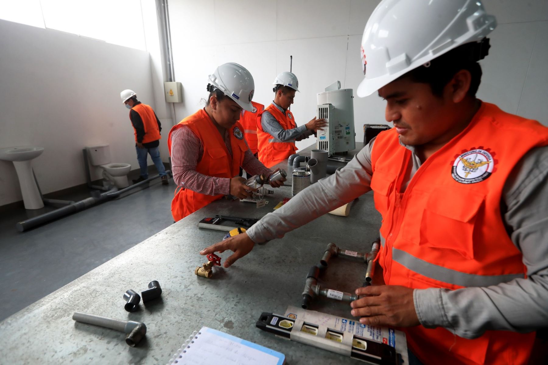 Jóvenes podrán estudiar aviación comercial, tratamiento y recubrimiento de superficies metálicas, y construcción de estructuras metálicas livianas en institutos desde el próximo año. Foto: Andina