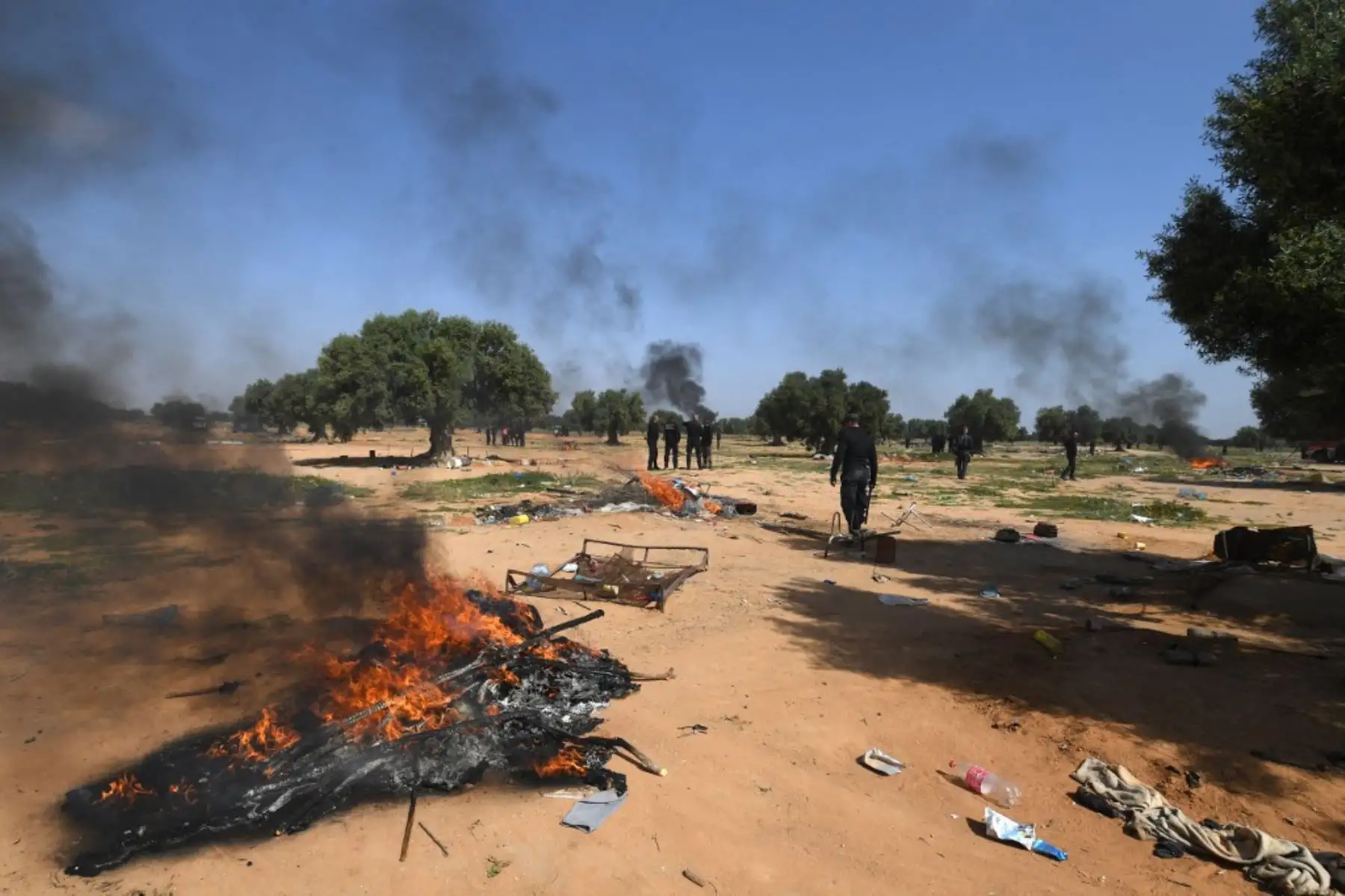 La policía tunecina desmanteló un campamento para migrantes indocumentados del África subsahariana en Al-Amra, a las afueras de la ciudad portuaria tunecina de Sfax, el 5 de abril de 2025. Túnez desmanteló el viernes campamentos que albergaban a miles de migrantes indocumentados del África subsahariana. Foto: AFP