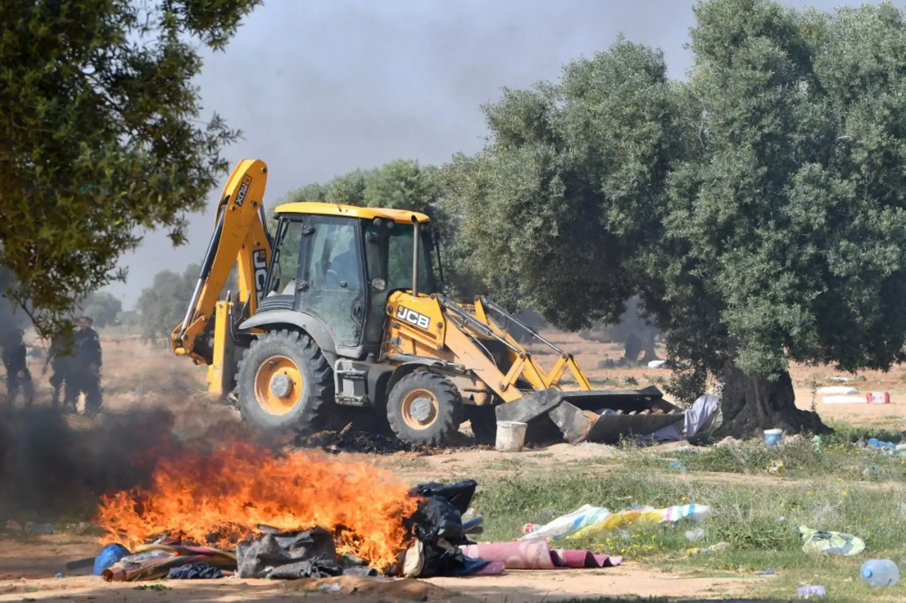 La policía de Túnez desmantela un campamento para migrantes indocumentados del África subsahariana en Al-Amra, a las afueras de la ciudad portuaria tunecina de Sfax, el 5 de abril de 2025. Foto: AFP