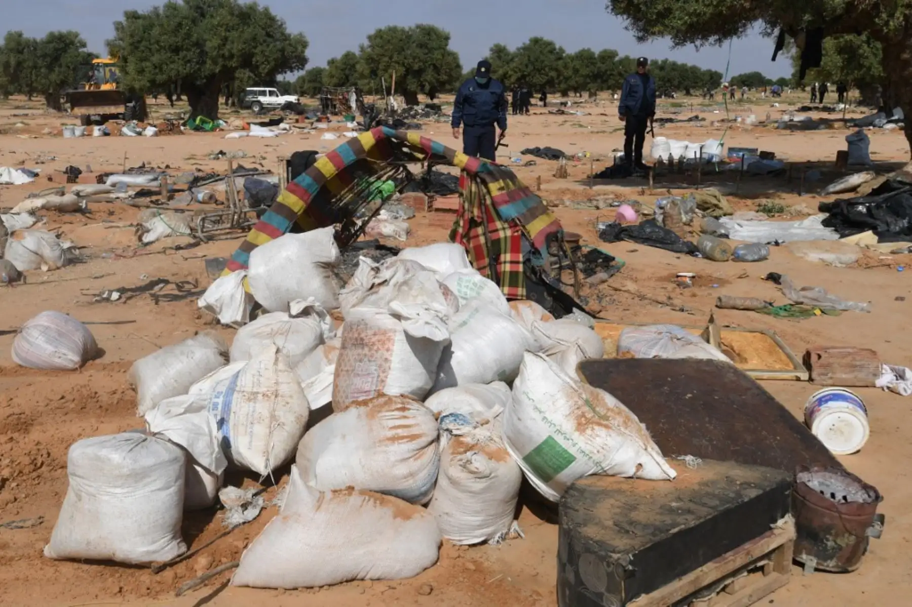 La policía de Túnez desmantela un campamento para migrantes indocumentados del África subsahariana en Al-Amra, a las afueras de la ciudad portuaria tunecina de Sfax, el 5 de abril de 2025. Foto: AFP