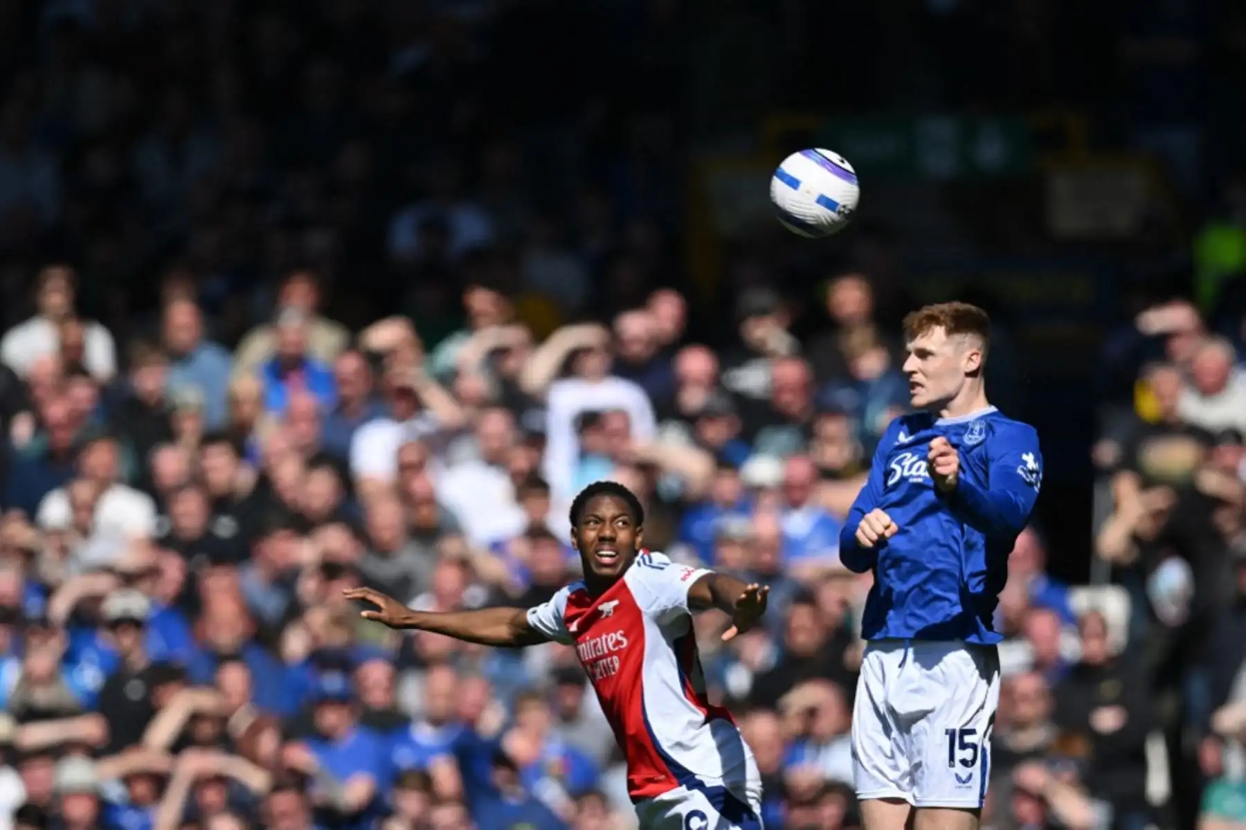 El centrocampista inglés del Arsenal, Myles Lewis-Skelly, compite con el defensor irlandés del Everton, Jake O