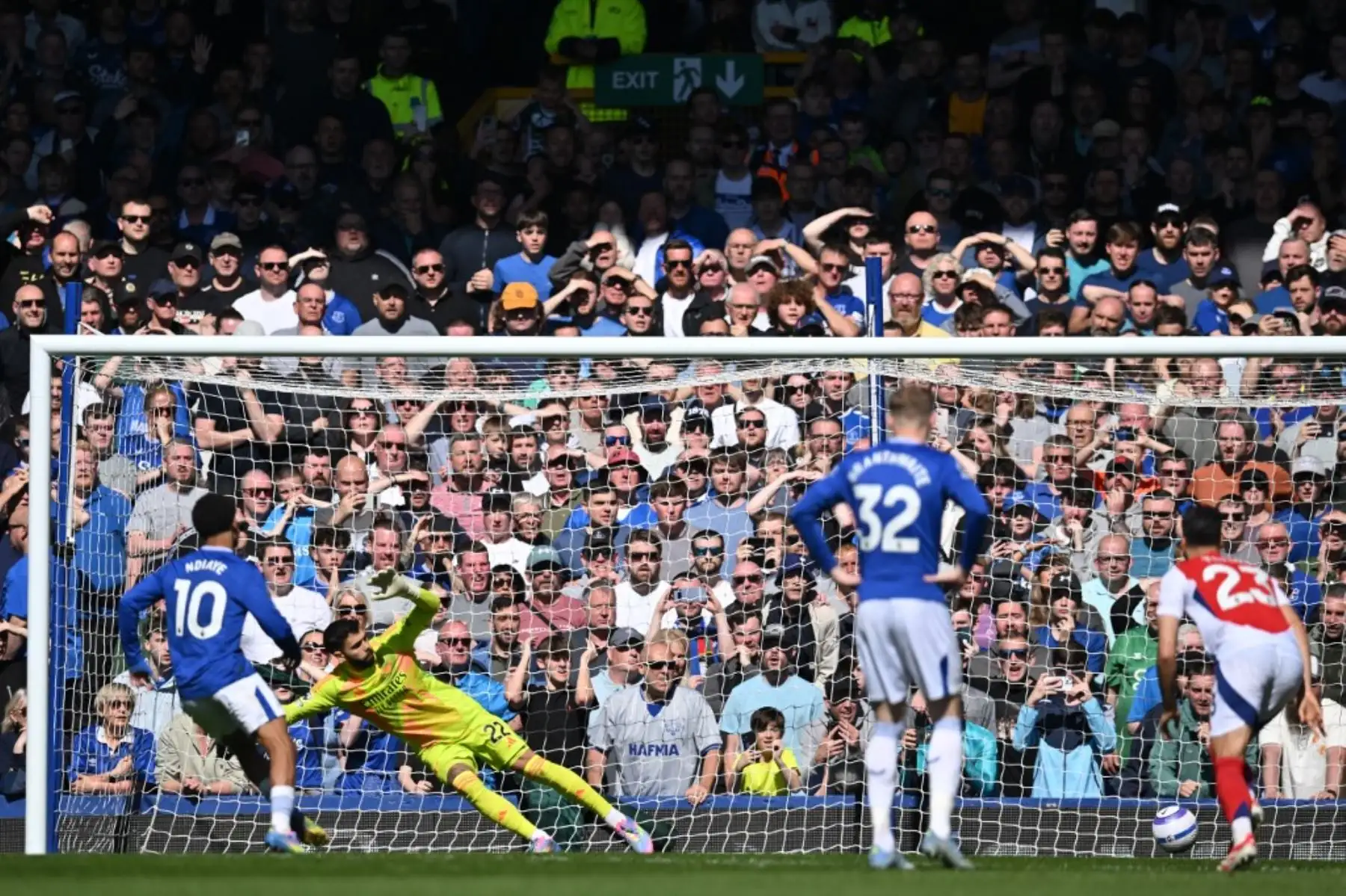El delantero senegalés del Everton, Iliman Ndiaye, marca su primer gol durante el partido de fútbol de la Premier League inglesa entre Everton y Arsenal en Goodison Park en Liverpool, noroeste de Inglaterra, el 5 de abril de 2025. Foto: AFP