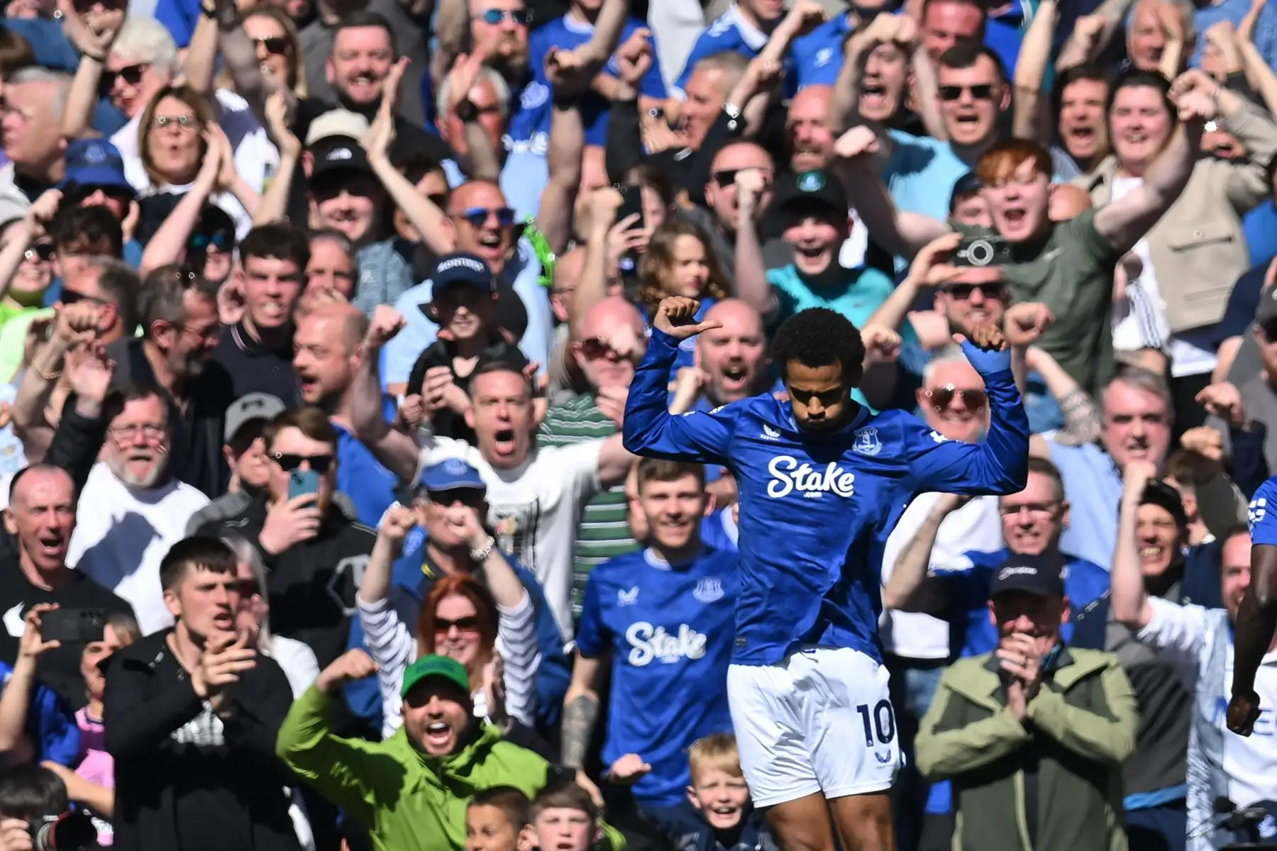 El delantero senegalés del Everton, Iliman Ndiaye, celebra después de marcar su primer gol desde el punto de penal durante el partido de fútbol de la Premier League inglesa entre Everton y Arsenal en Goodison Park en Liverpool, noroeste de Inglaterra, el 5 de abril de 2025. Foto: AFP
