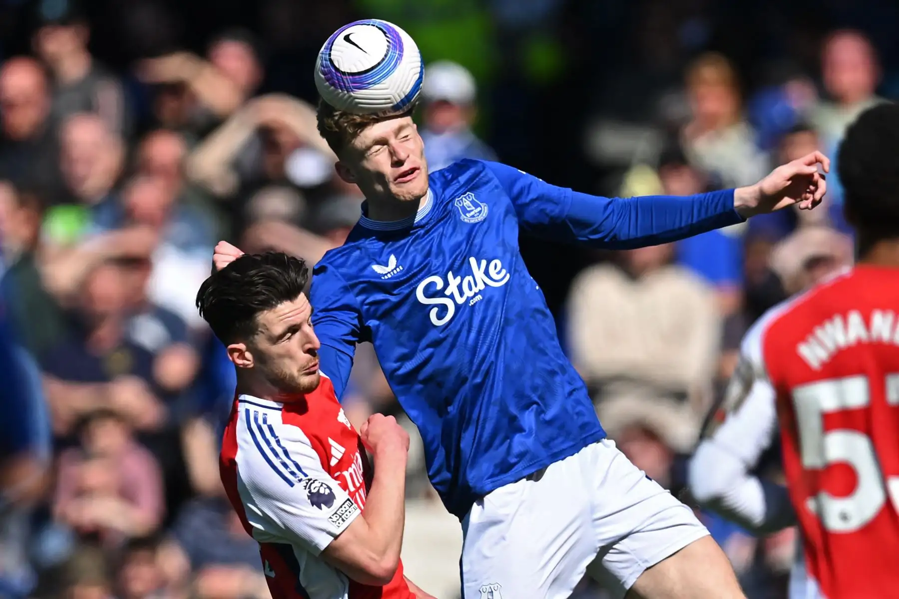 El centrocampista inglés del Arsenal, Declan Rice, compite con el defensor inglés del Everton, Jarrad Branthwaite, durante el partido de la Premier League inglesa entre Everton y Arsenal en Goodison Park en Liverpool, noroeste de Inglaterra, el 5 de abril de 2025. Foto: AFP