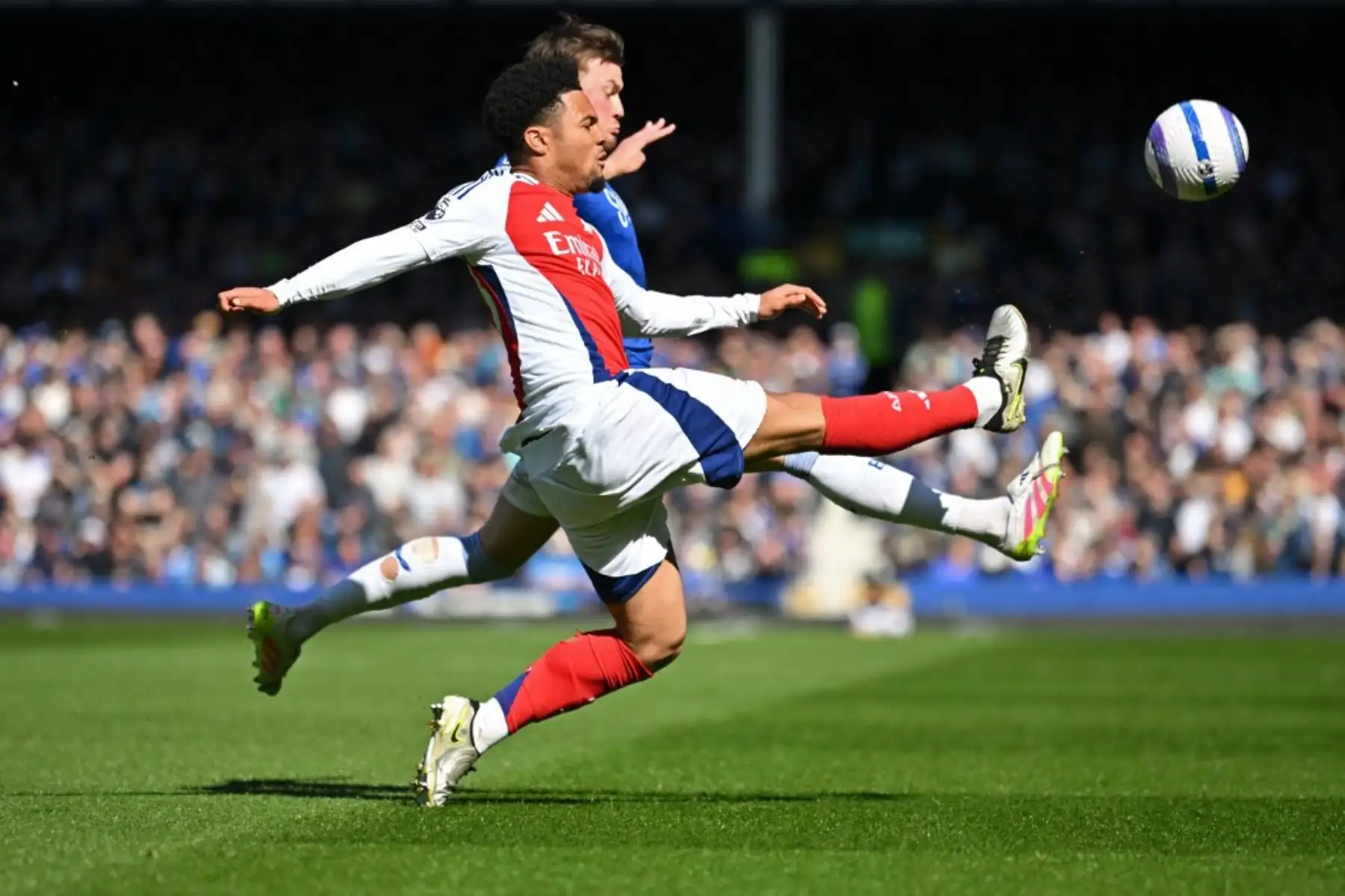 El centrocampista inglés del Arsenal, Ethan Nwaneri, compite con el defensor escocés del Everton, Nathan Patterson, durante el partido de fútbol de la Premier League inglesa entre Everton y Arsenal en Goodison Park en Liverpool, noroeste de Inglaterra, el 5 de abril de 2025. Foto: AFP
