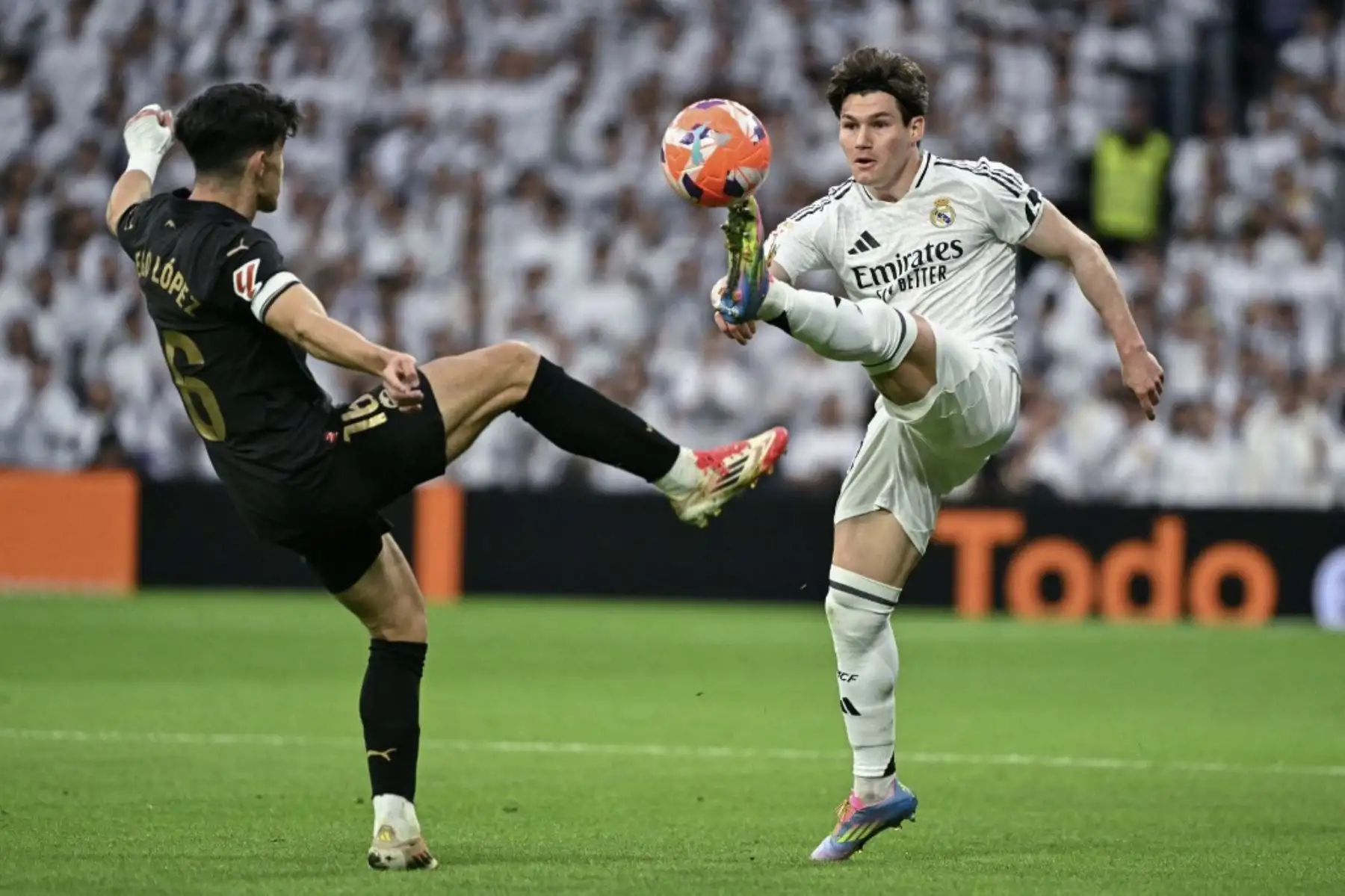 El defensa español del Real Madrid, Francisco García, controla el balón desafiado por el centrocampista español del Valencia, Hugo Guillamon, durante el partido de fútbol de La Liga de España entre el Real Madrid CF y el Valencia CF en el estadio Santiago Bernabéu en Madrid el 5 de abril de 2025. Foto: AFP