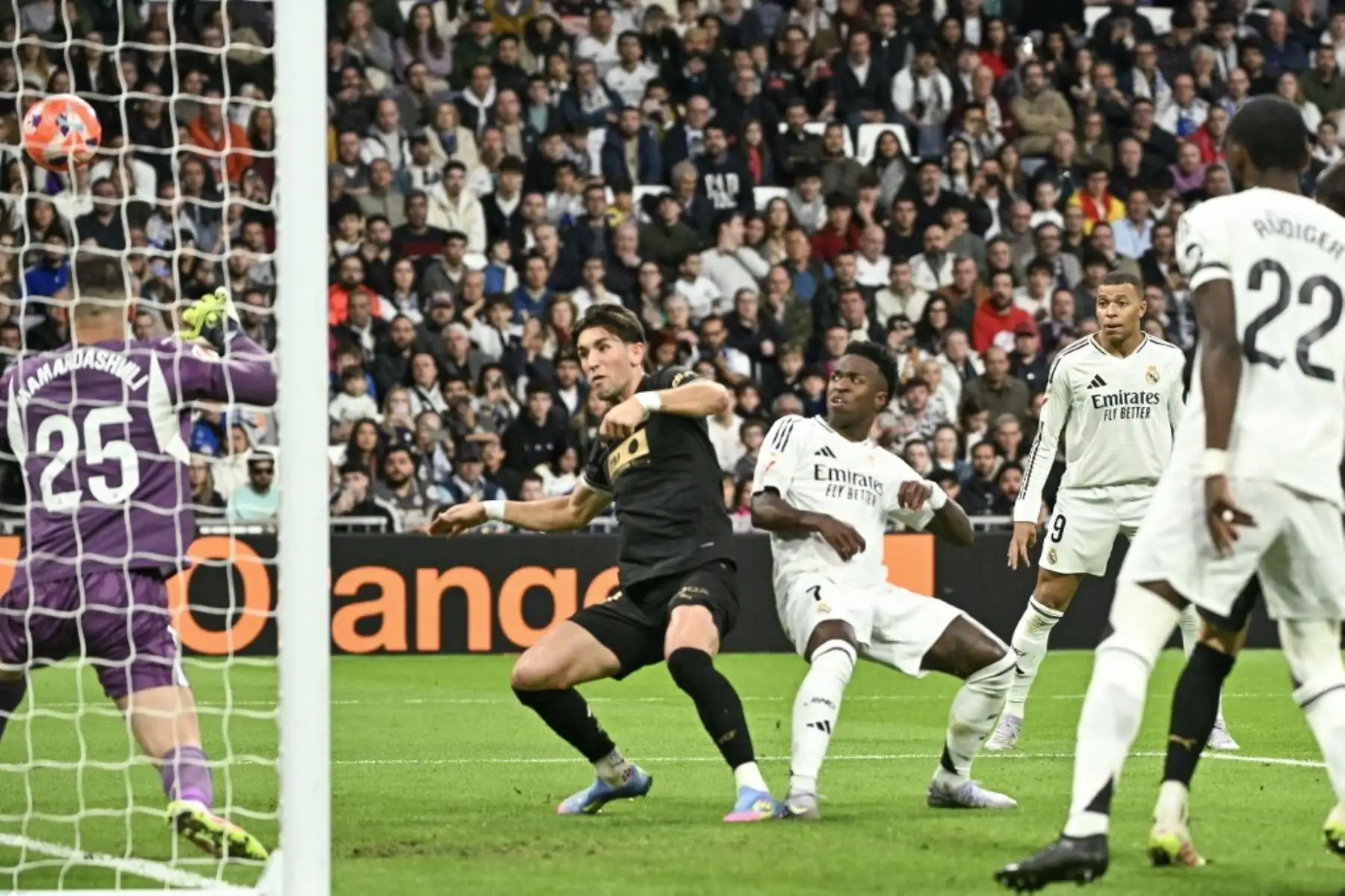 El delantero brasileño Vinicius Junior del Real Madrid marca su primer gol durante el partido de fútbol de La Liga de España entre el Real Madrid CF y el Valencia CF en el estadio Santiago Bernabéu de Madrid el 5 de abril de 2025. Foto: AFP