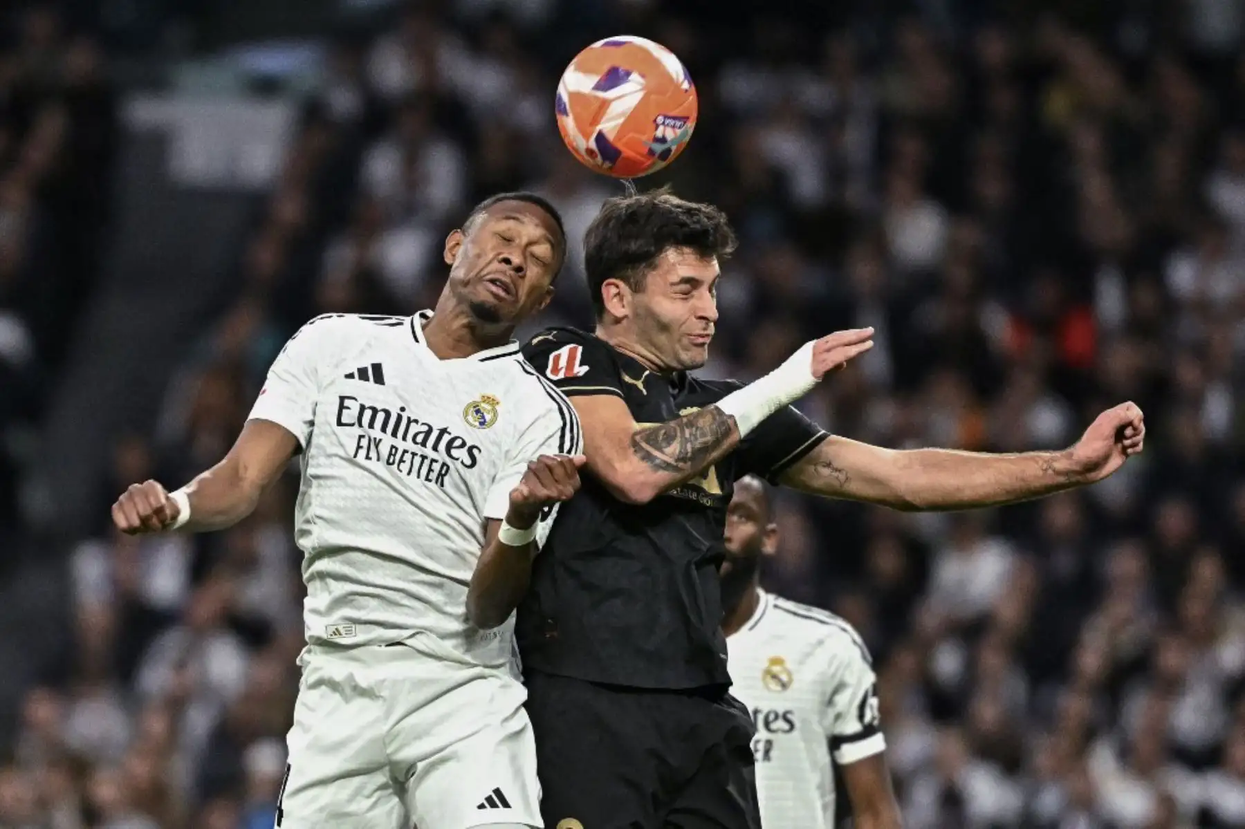 El defensa austriaco del Real Madrid, David Alaba, y el delantero español del Valencia, Hugo Duro, intentan un cabezazo durante el partido de fútbol de La Liga de España entre el Real Madrid CF y el Valencia CF en el estadio Santiago Bernabéu de Madrid el 5 de abril de 2025. Foto: AFP