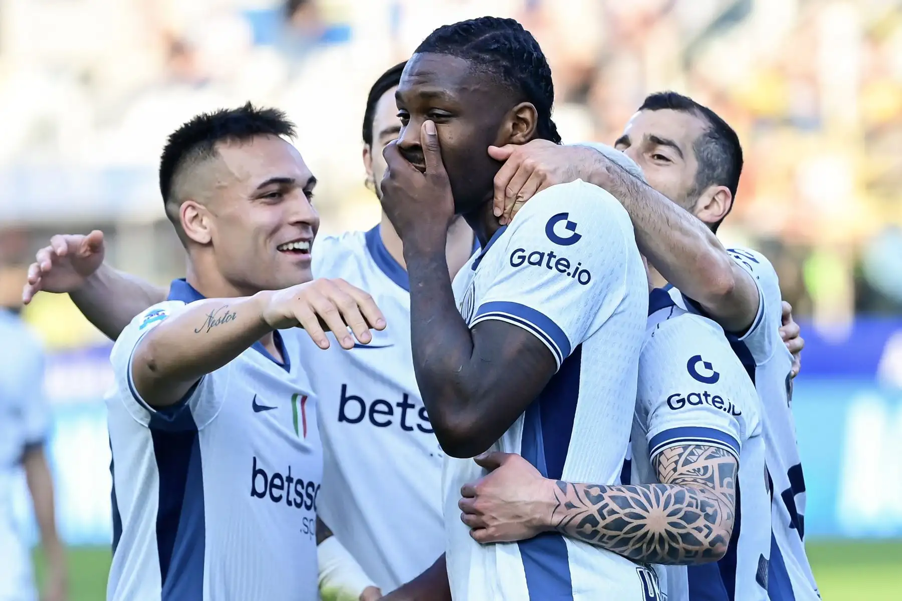El delantero francés del Inter de Milán, Marcus Thuram, celebra con sus compañeros de equipo después de marcar el segundo gol de su equipo durante el partido de fútbol de la Serie A italiana entre Parma e Inter de Milán en el Estadio Ennio Tardini en Parma el 5 de abril de 2025. Foto: AFP