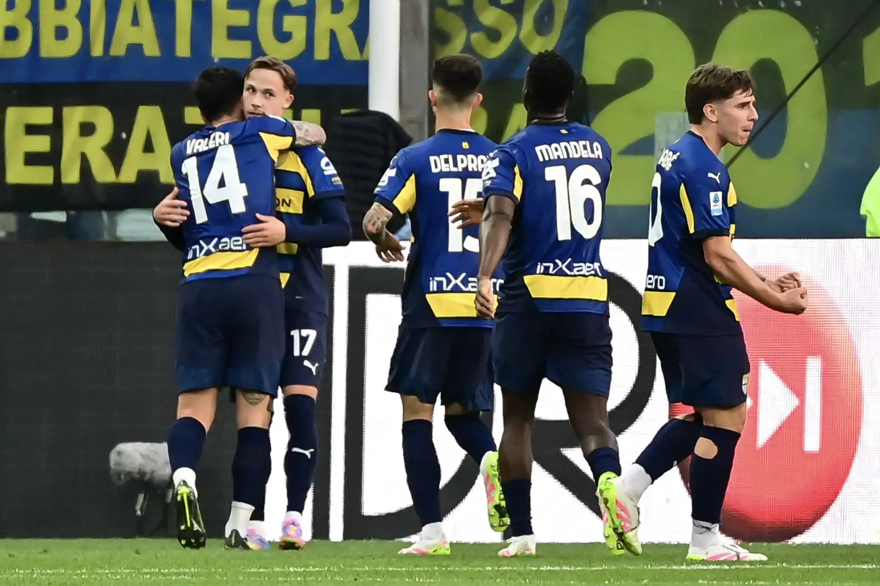 El centrocampista croata del Parma, Jacob Ondrejka, celebra con sus compañeros de equipo después de marcar el segundo gol de su equipo durante el partido de fútbol de la Serie A italiana entre Parma e Inter de Milán en el estadio Ennio Tardini en Parma el 5 de abril de 2025. Foto: AFP