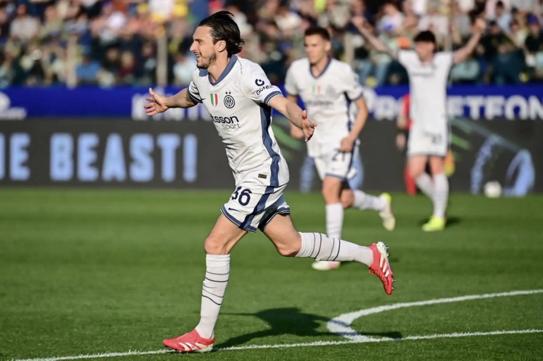 El defensor italiano del Inter de Milán, Matteo Darmian, celebra después de marcar el primer gol de su equipo durante el partido de fútbol de la Serie A italiana entre Parma e Inter de Milán en el estadio Ennio Tardini en Parma el 5 de abril de 2025. Foto: AFP