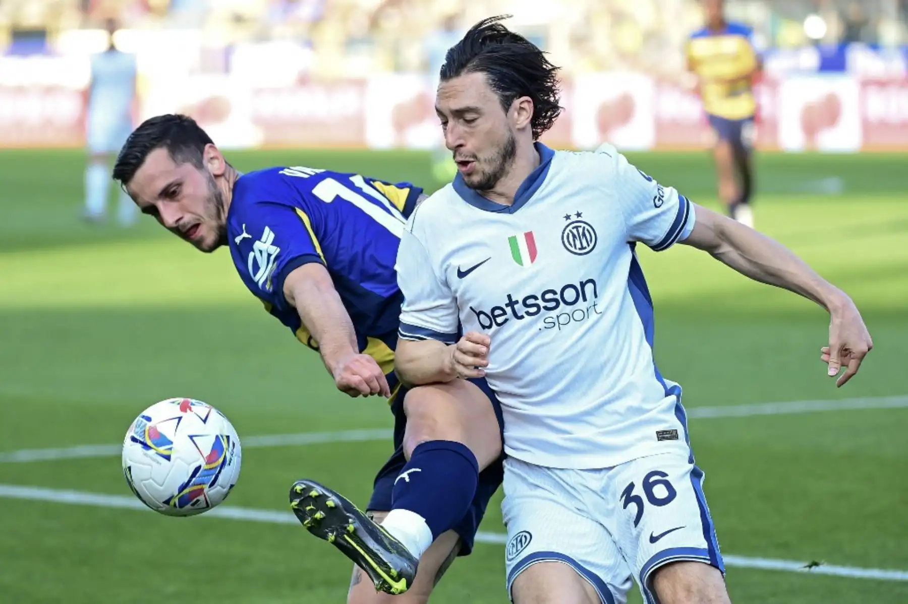 El defensor italiano del Parma, Emanuele Valeri, lucha por el balón con el defensor italiano del Inter de Milán, Matteo Darmian, durante el partido de fútbol de la Serie A italiana entre Parma e Inter de Milán en el estadio Ennio Tardini en Parma el 5 de abril de 2025. Foto: AFP