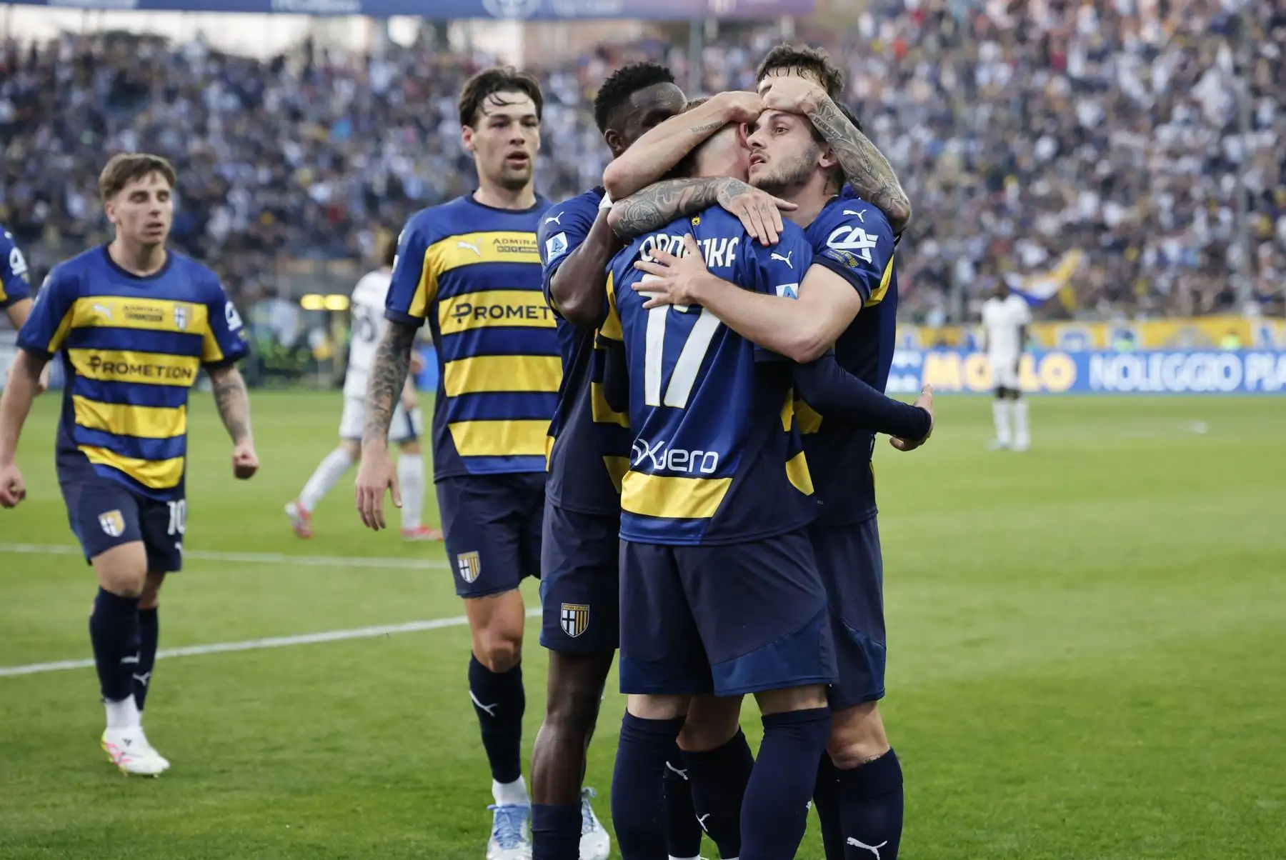 Jacob Ondrejka, del Parma, celebra con sus compañeros de equipo después de marcar el gol durante el partido de fútbol de la Serie A italiana entre el Parma y el Intern de Milán en el estadio Ennio Tardini en Parma, Italia, el 5 de abril de 2025. Foto: EFE