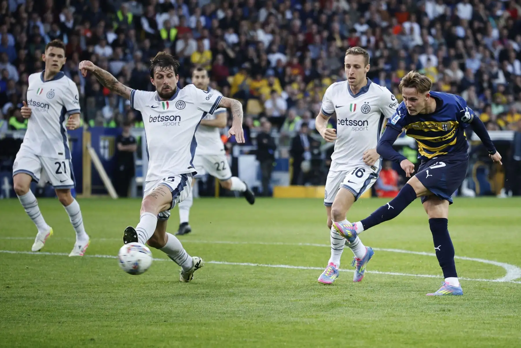 Jacob Ondrejka del Parma anota el segundo gol para su equipo durante el partido de fútbol de la Serie A italiana entre el Parma y el Inter de Milán en el estadio Ennio Tardini de Parma, Italia, el 5 de abril de 2025. Foto: EFE