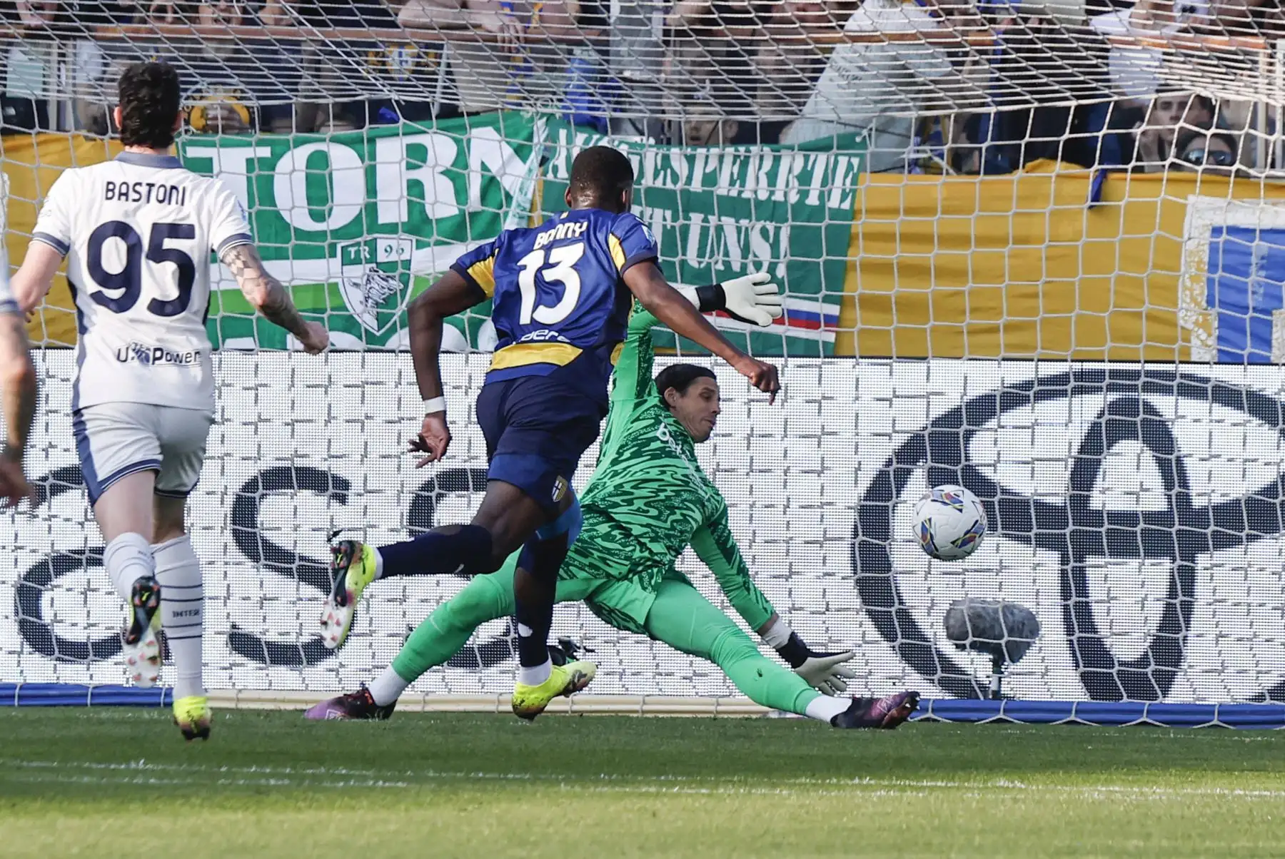 El portero del Inter, Yann Sommer, en acción contra Ange-Yoan Bonny del Parma durante el partido de fútbol de la Serie A italiana entre el Parma y el Inter de Milán en el estadio Ennio Tardini de Parma, Italia, el 5 de abril de 2025. Foto: EFE