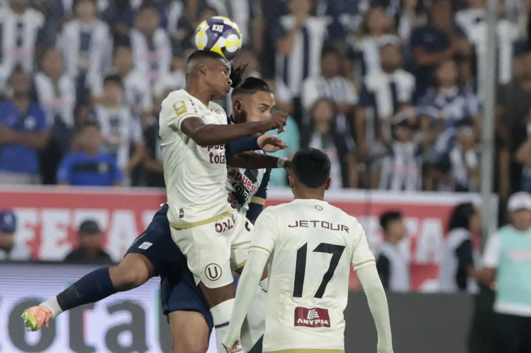 Alianza y Universitario se enfrentan en el clásico del fútbol peruano. Foto: ANDINA/Vidal Tarqui