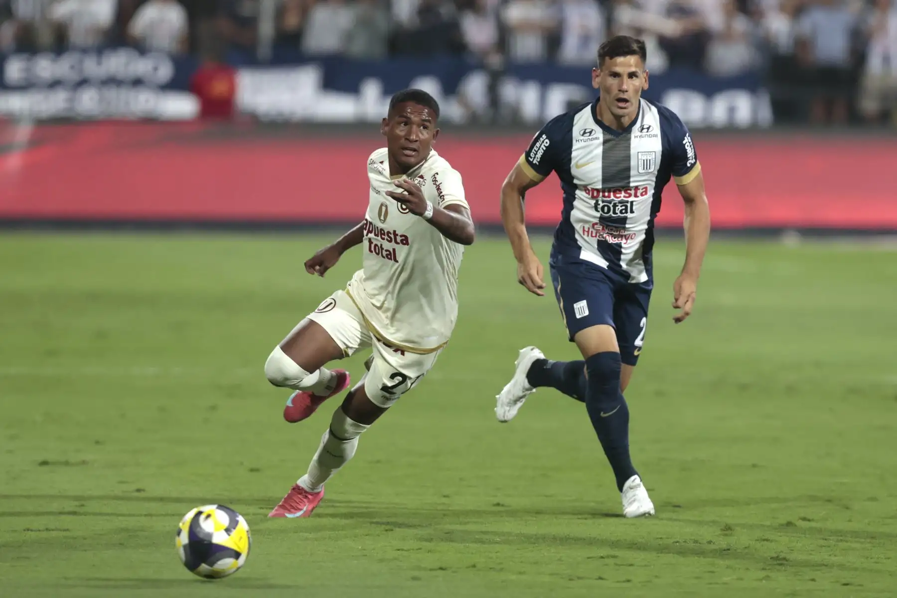 Alianza y Universitario se enfrentan en el clásico del fútbol peruano. Foto: ANDINA/Vidal Tarqui